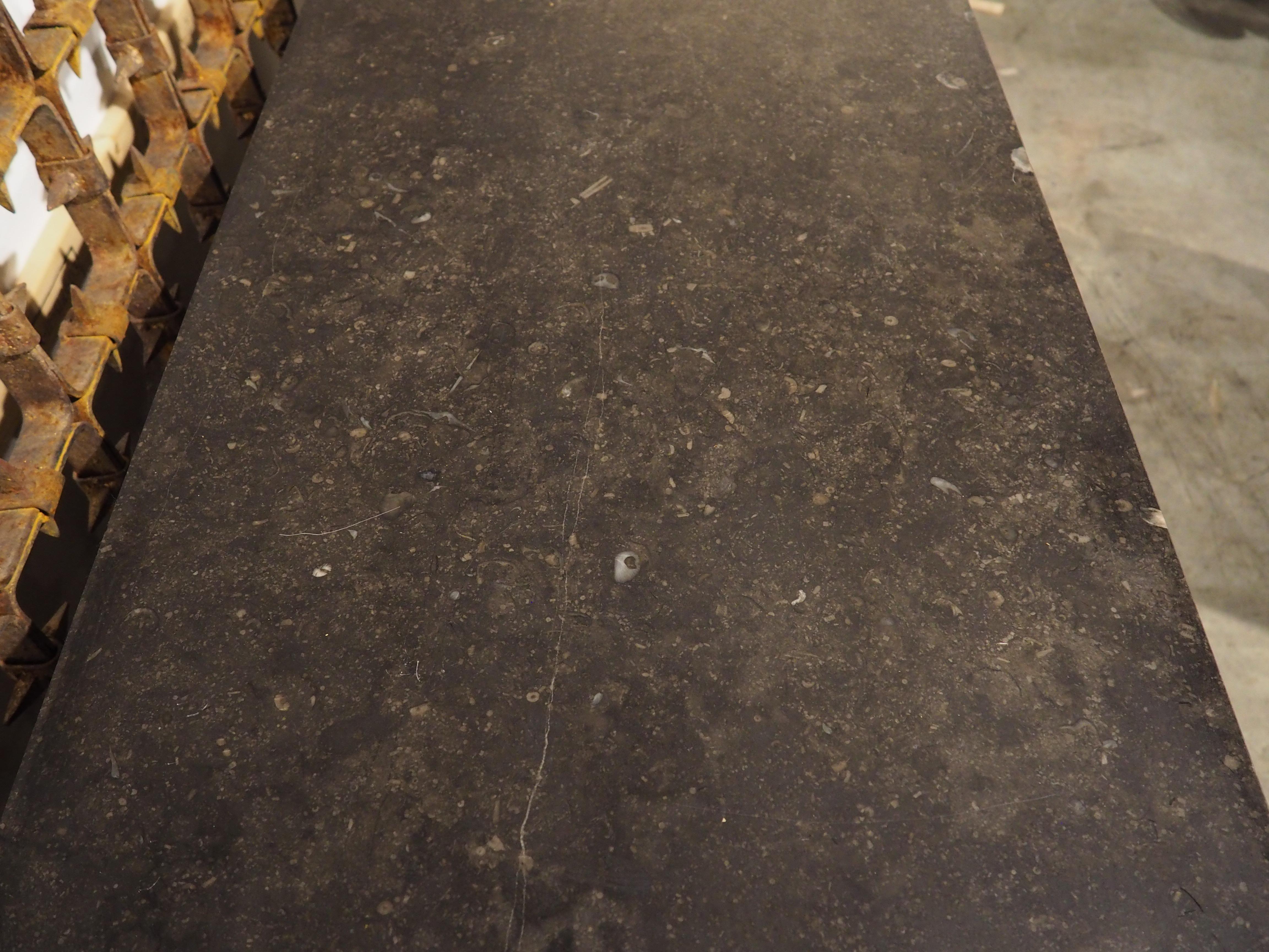 Circa 1970 Enfilade a 4 porte con pannelli geometrici profondi e top in pietra fossile nera in vendita 1