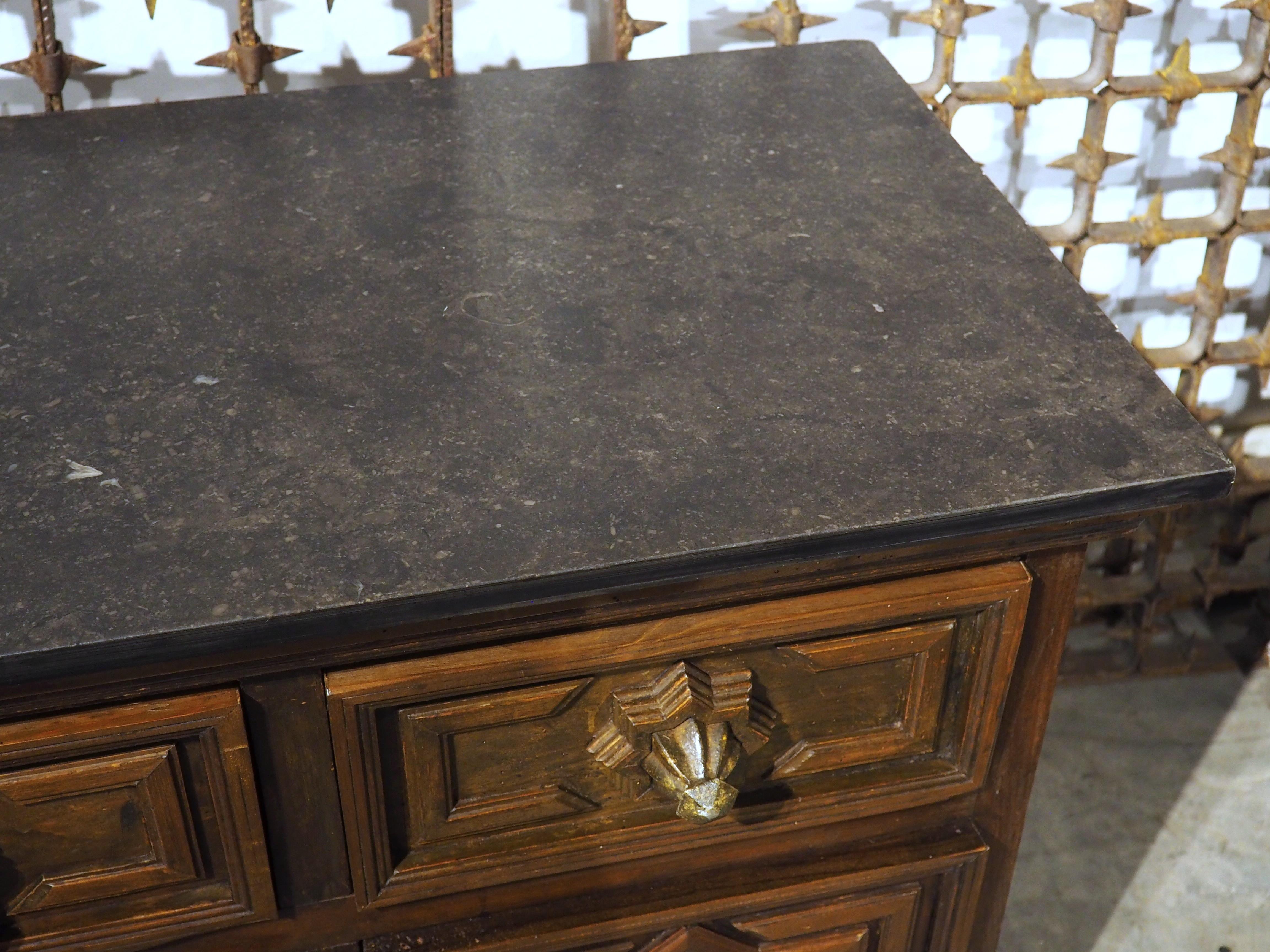 Circa 1970 Enfilade a 4 porte con pannelli geometrici profondi e top in pietra fossile nera in vendita 2