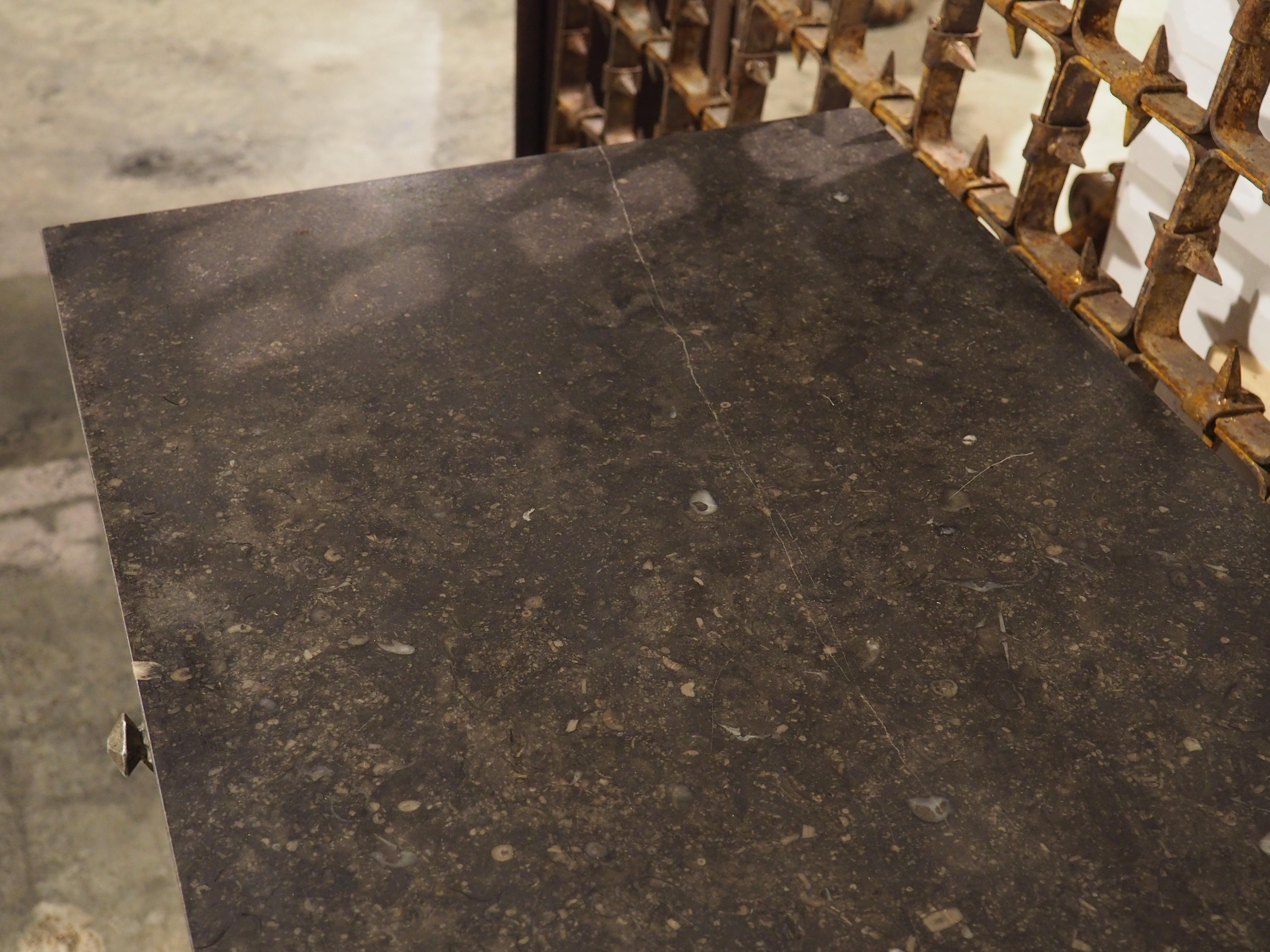 Circa 1970 Enfilade a 4 porte con pannelli geometrici profondi e top in pietra fossile nera in vendita 3