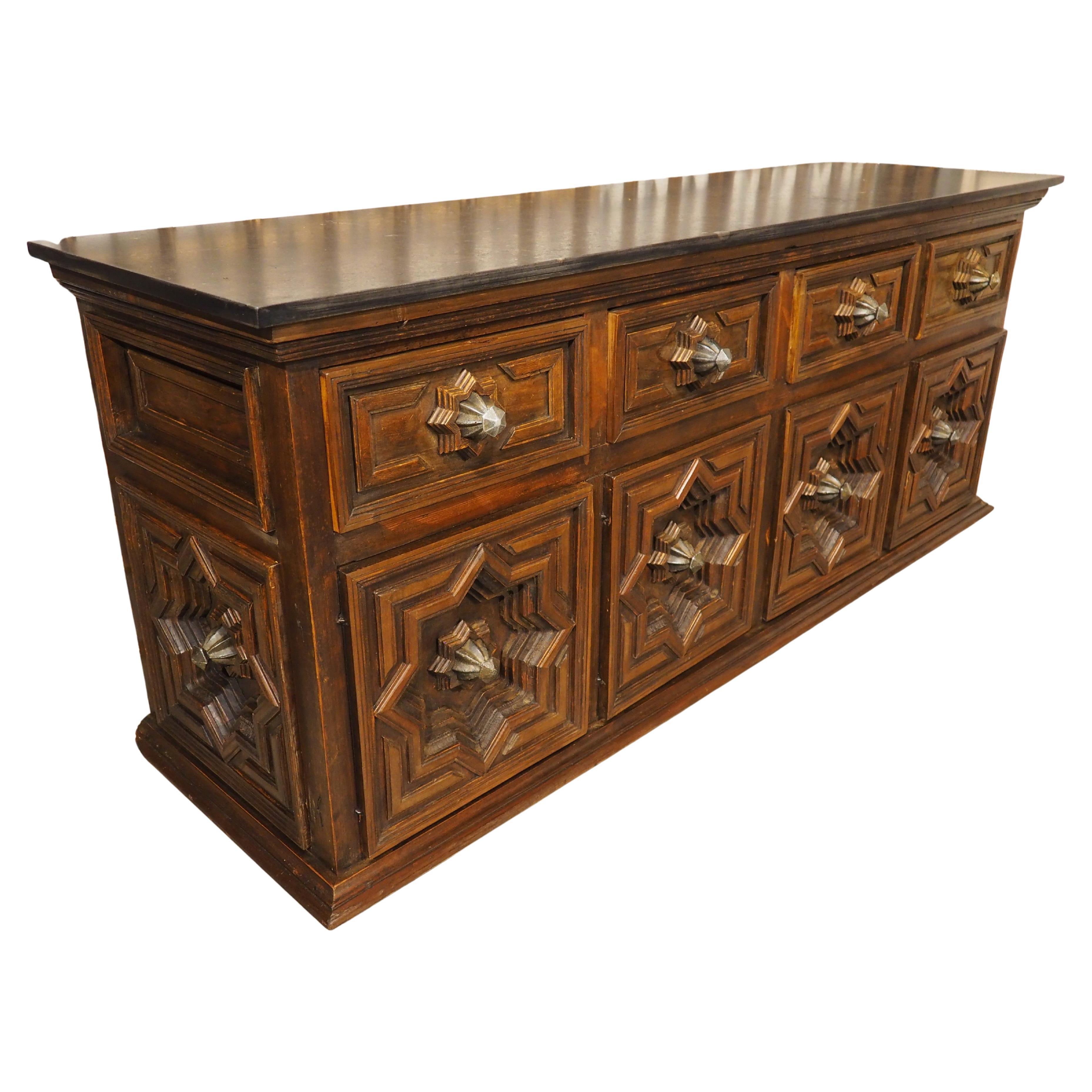 Circa 1970 Enfilade a 4 porte con pannelli geometrici profondi e top in pietra fossile nera in vendita