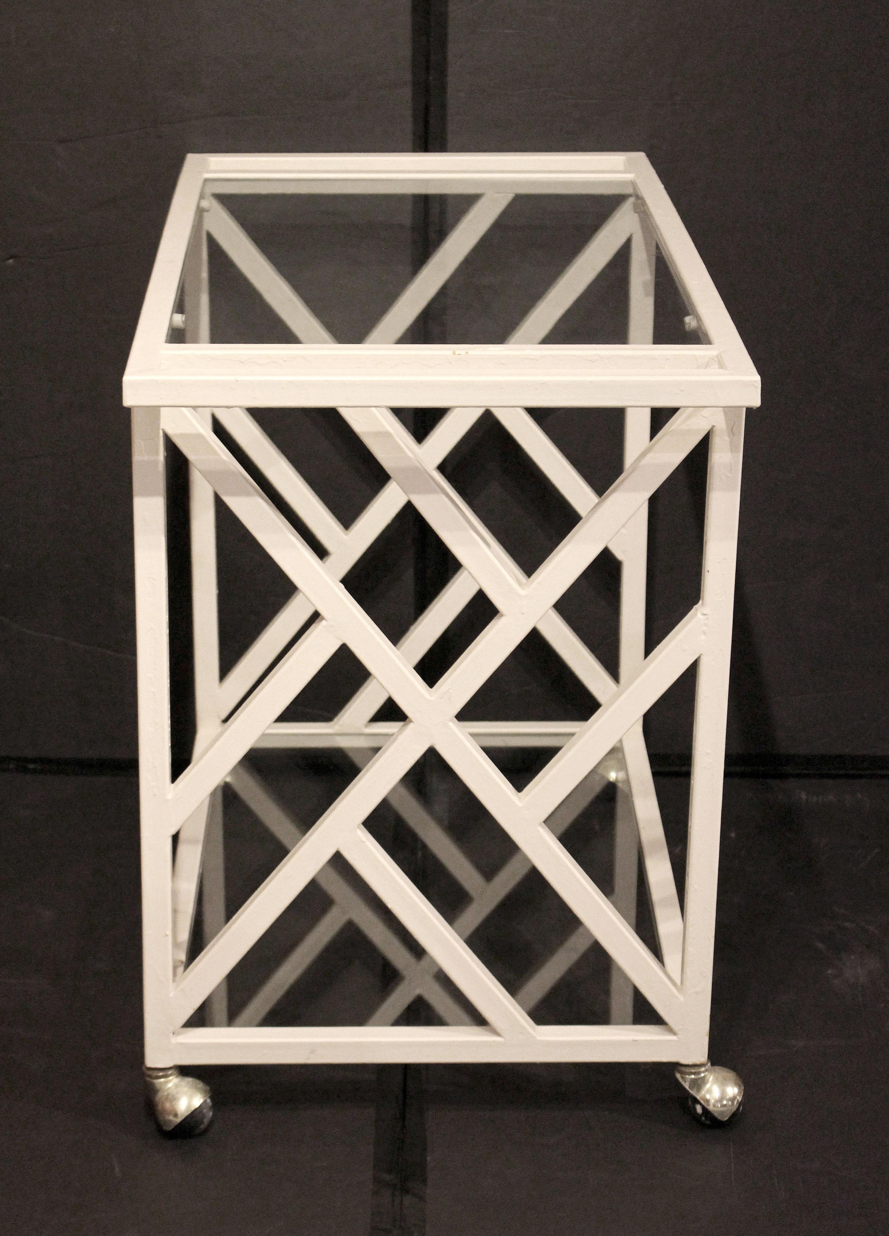 CIRCA 1970 Mid Century Modern Iron & Glass Bar Cart, American. Elegantes asiatisches Gitterdesign aus Eisenrohren und Glas. Die Griffe sind in das Design integriert. Mehrmals übermalt.
37 1/8