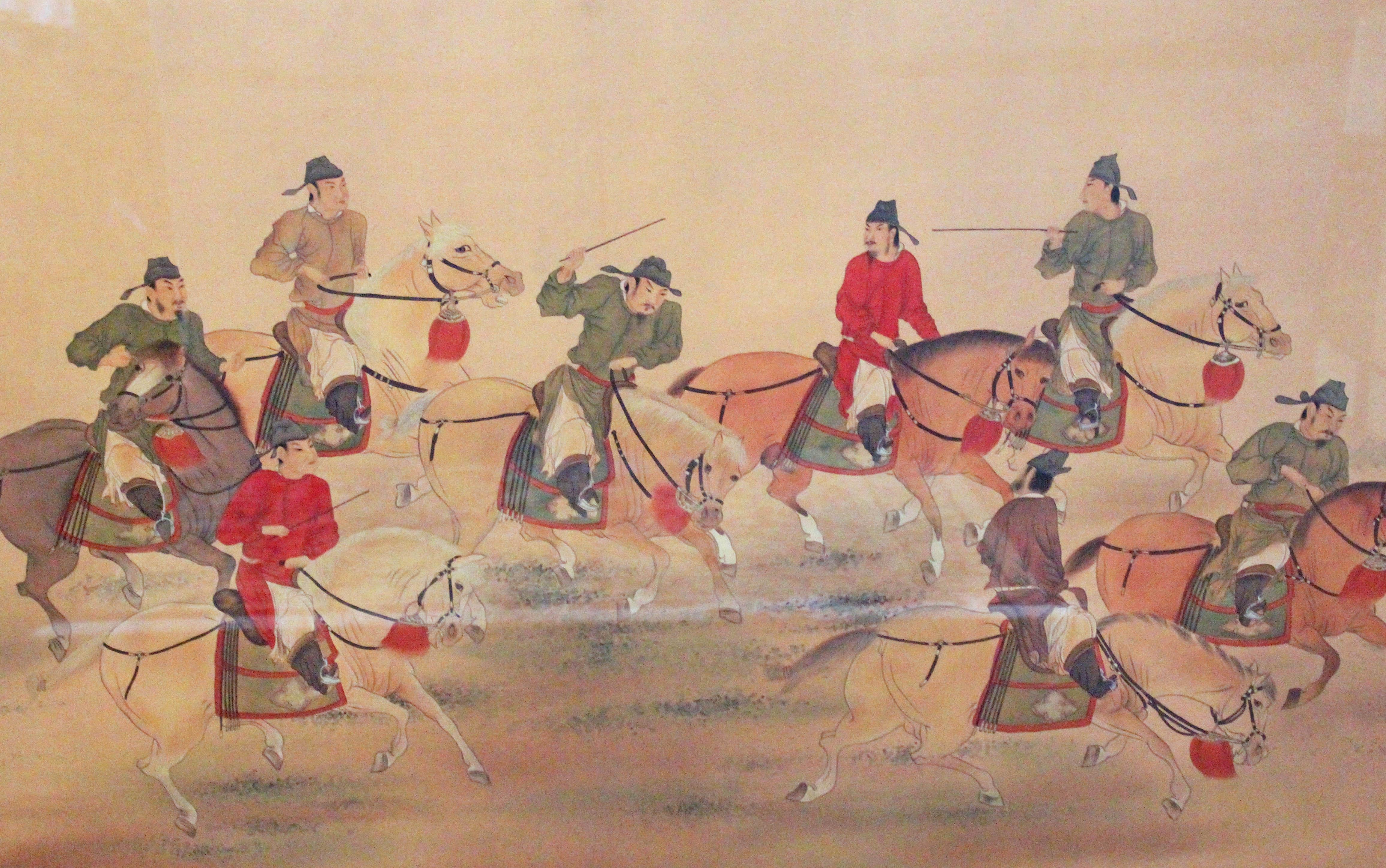 Traditionelle chinesische Malerei auf Seide von Kriegern zu Pferd, um 1970. Signatur und Siegel unten links. Im chinesischen Tang-Stil. Gerahmt mit gewebter Seide Grenze unter Plexiglas & Fett Messing hängen Klammern. Der Rahmen ist dem Stil und der