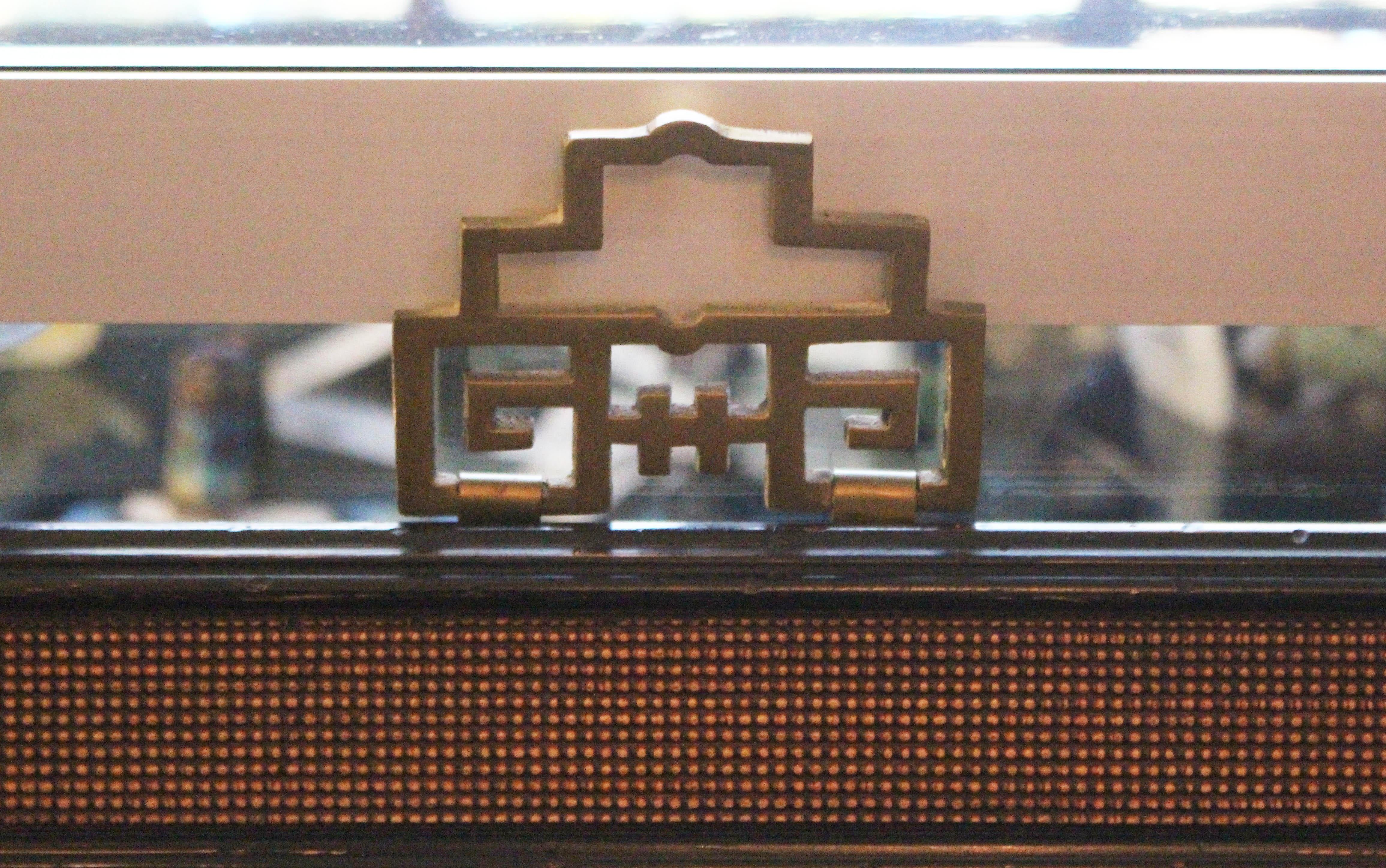 CIRCA 1970 Chinesische Malerei auf Seide im traditionellen Stil von Kriegern zu Pferd (20. Jahrhundert) im Angebot