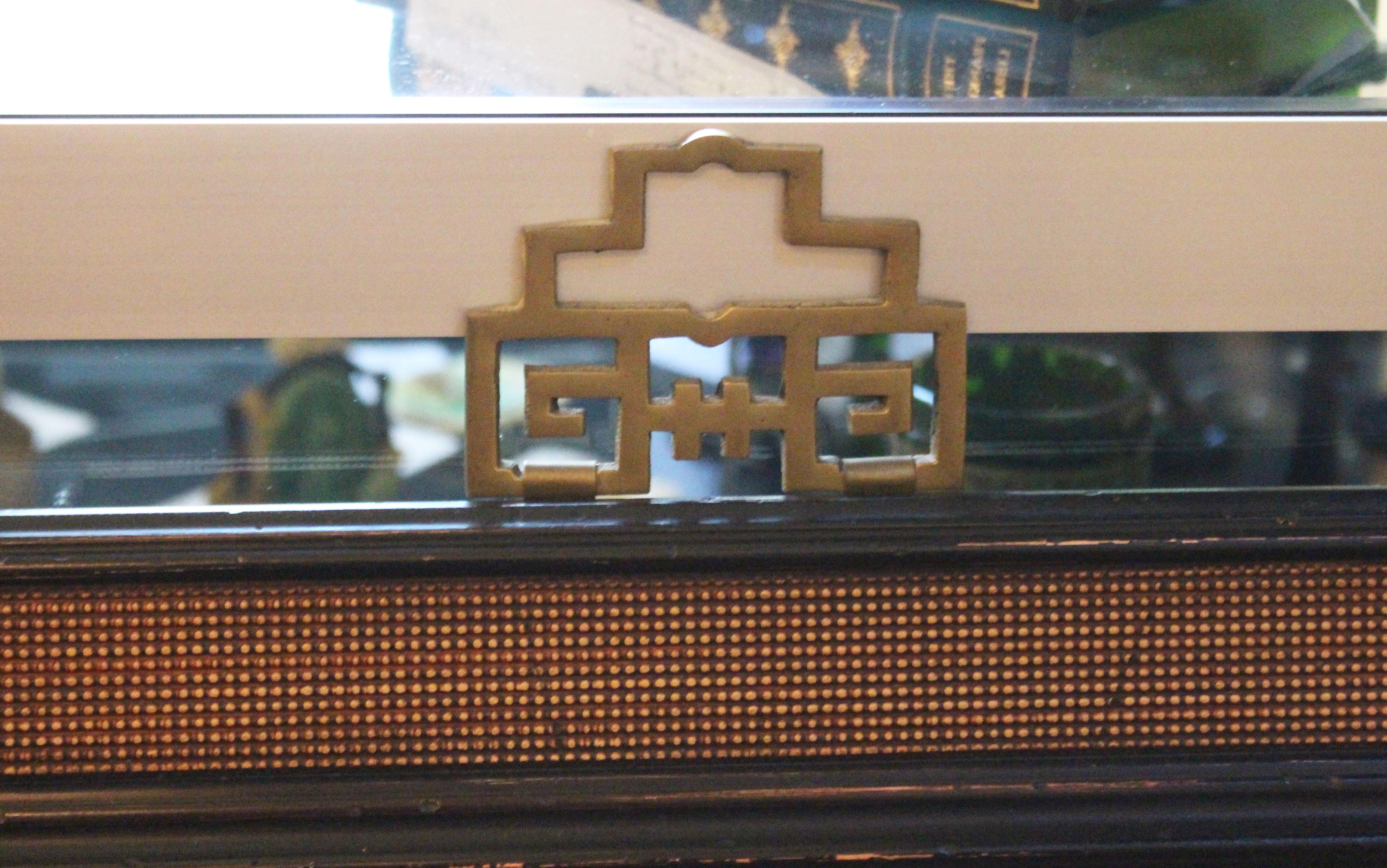 CIRCA 1970 Chinesische Malerei auf Seide im traditionellen Stil von Kriegern zu Pferd (Messing) im Angebot