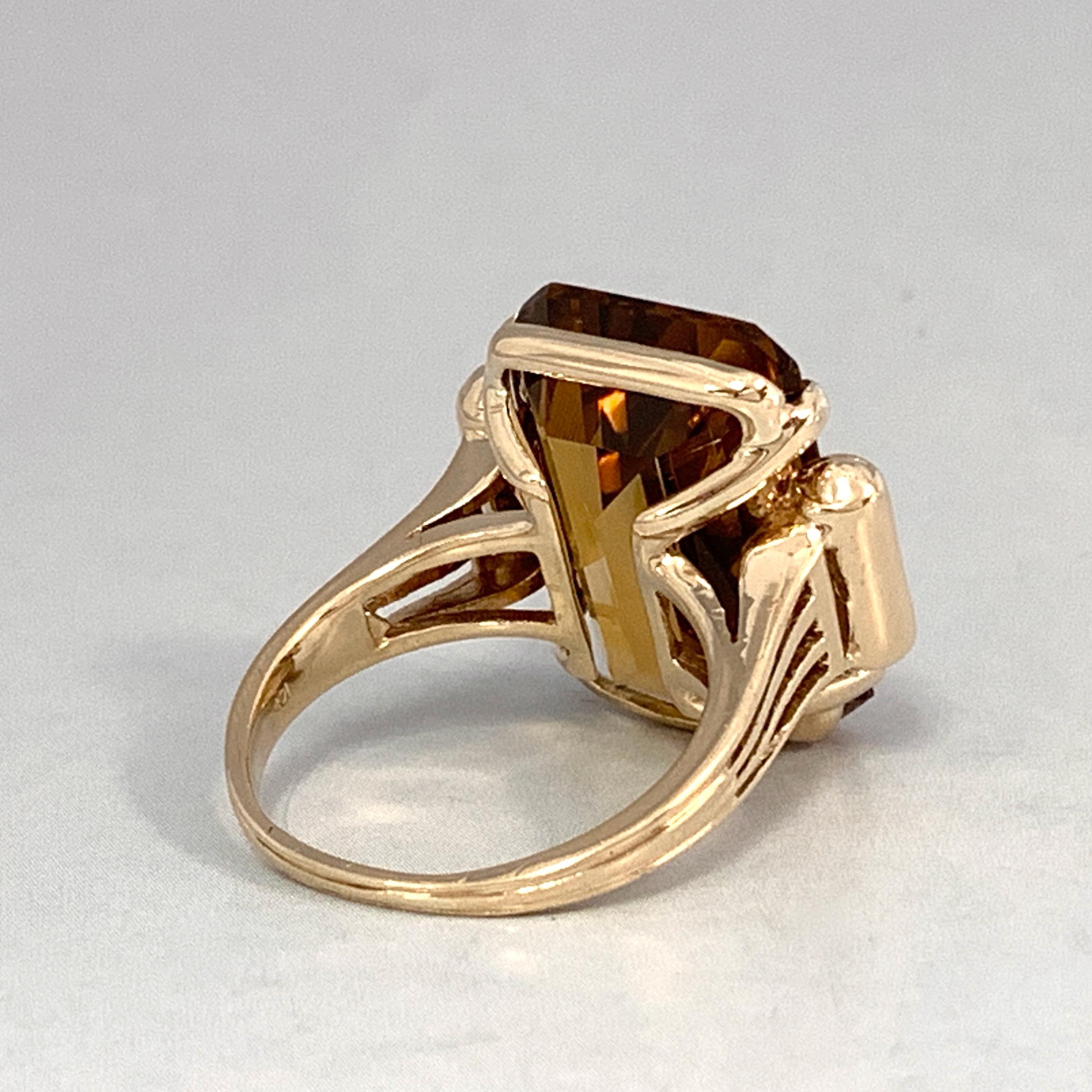 18 Carat Honey-Colored Smoky Quartz Cocktail Ring in Yellow Gold Circa 1970 1