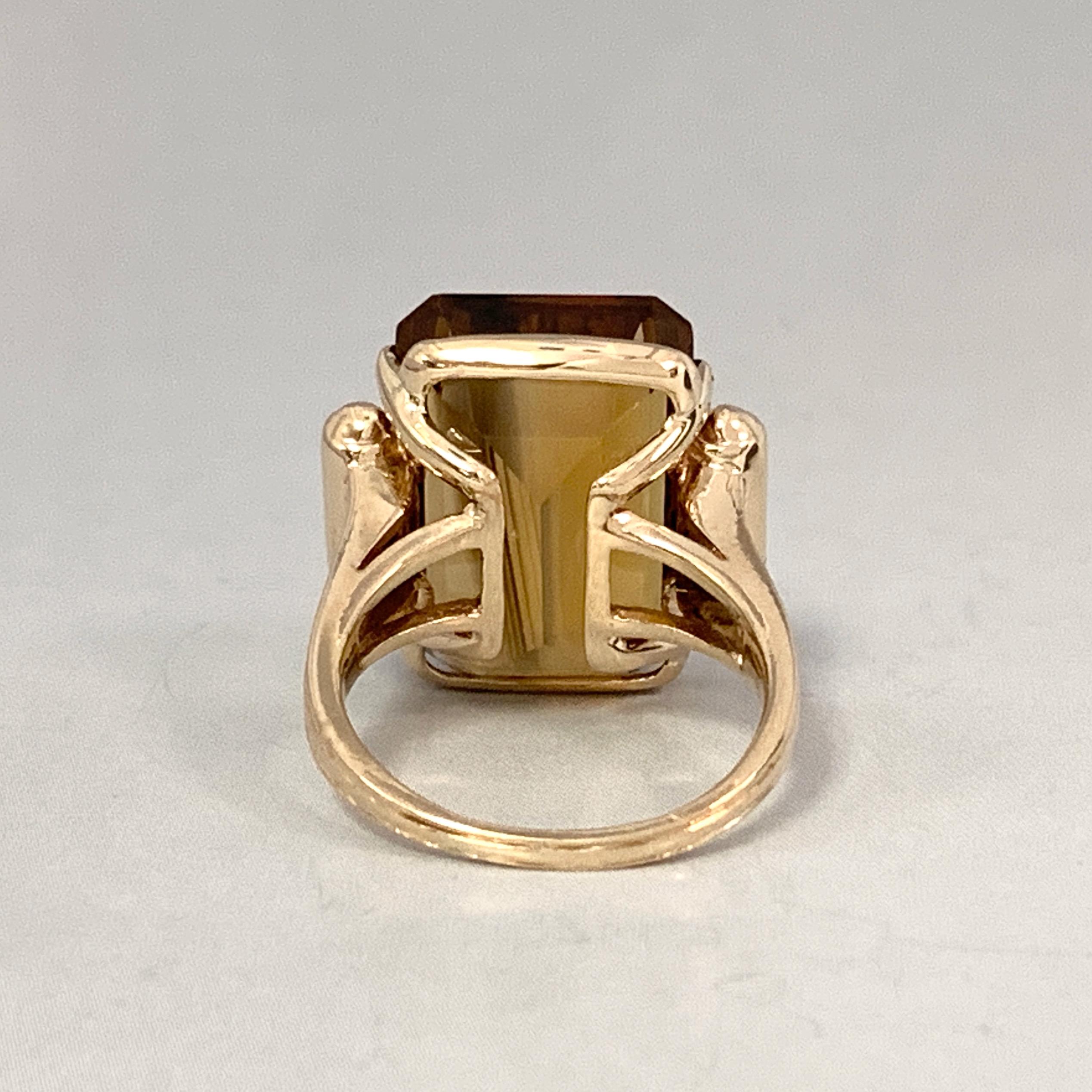 18 Carat Honey-Colored Smoky Quartz Cocktail Ring in Yellow Gold Circa 1970 2