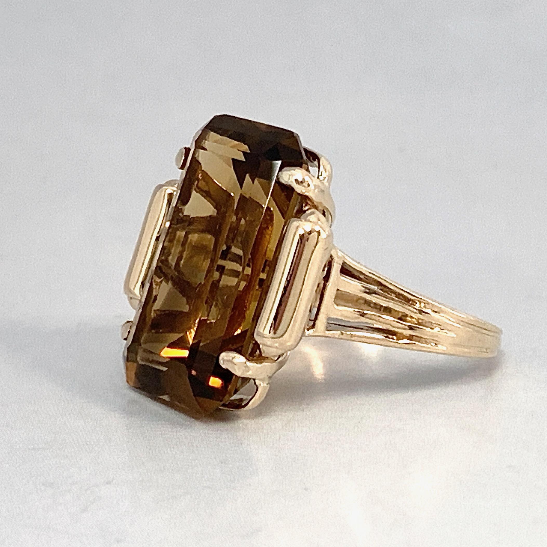 18 Carat Honey-Colored Smoky Quartz Cocktail Ring in Yellow Gold Circa 1970 In Excellent Condition In Sherman Oaks, CA