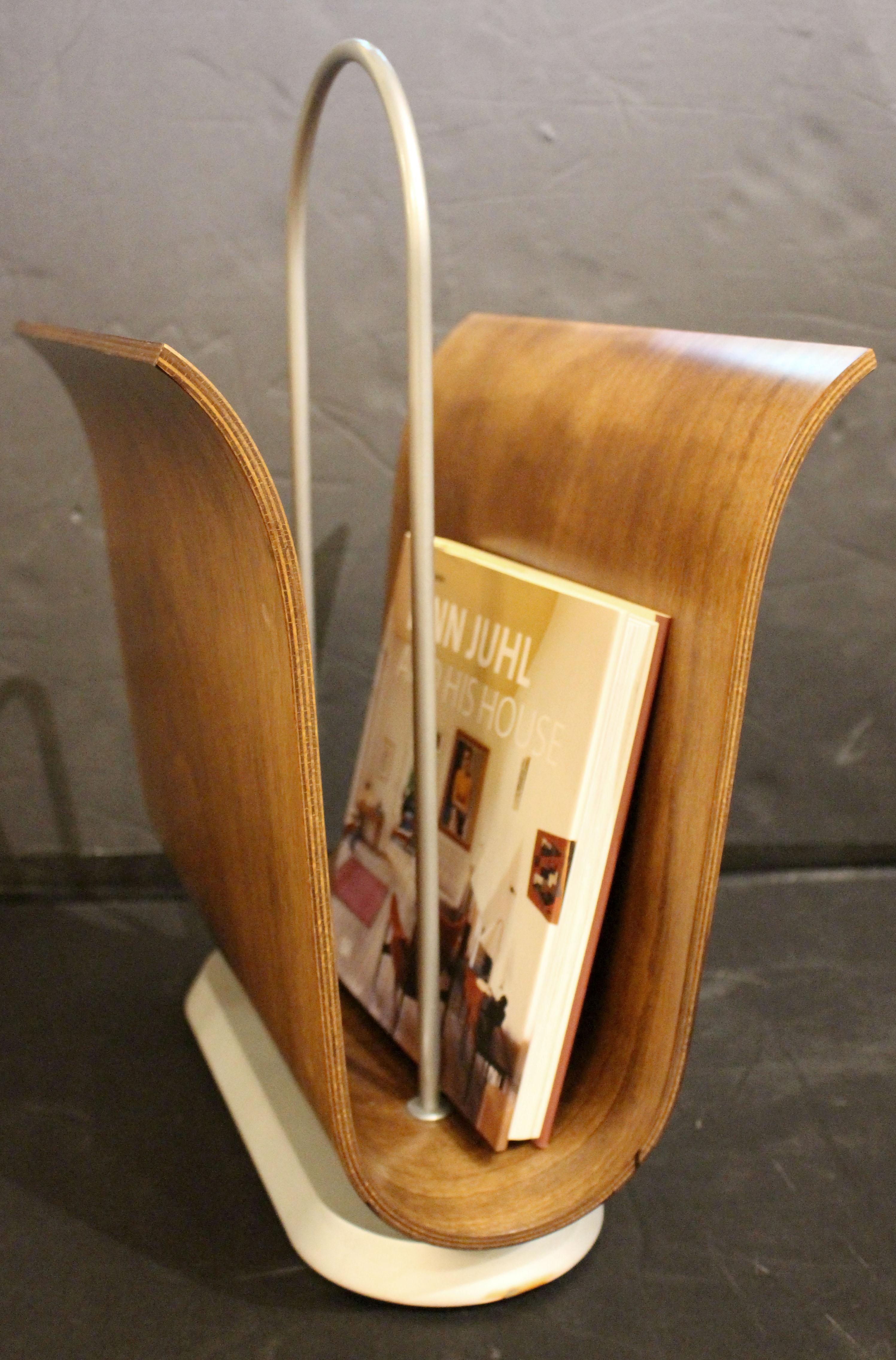 Circa 1970 French Magazine Rack by Ligne Roset Metal en venta