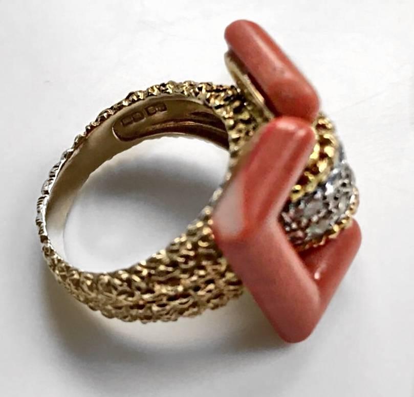 A coral and diamond set ring by Kutchinsky. The central bowed panel set with brillant cut diamonds within polished angled coral shoulders to textured shank.
Hallmark London 1972
Maker's mark for Kutchinsky
Size : 55 ( EU)