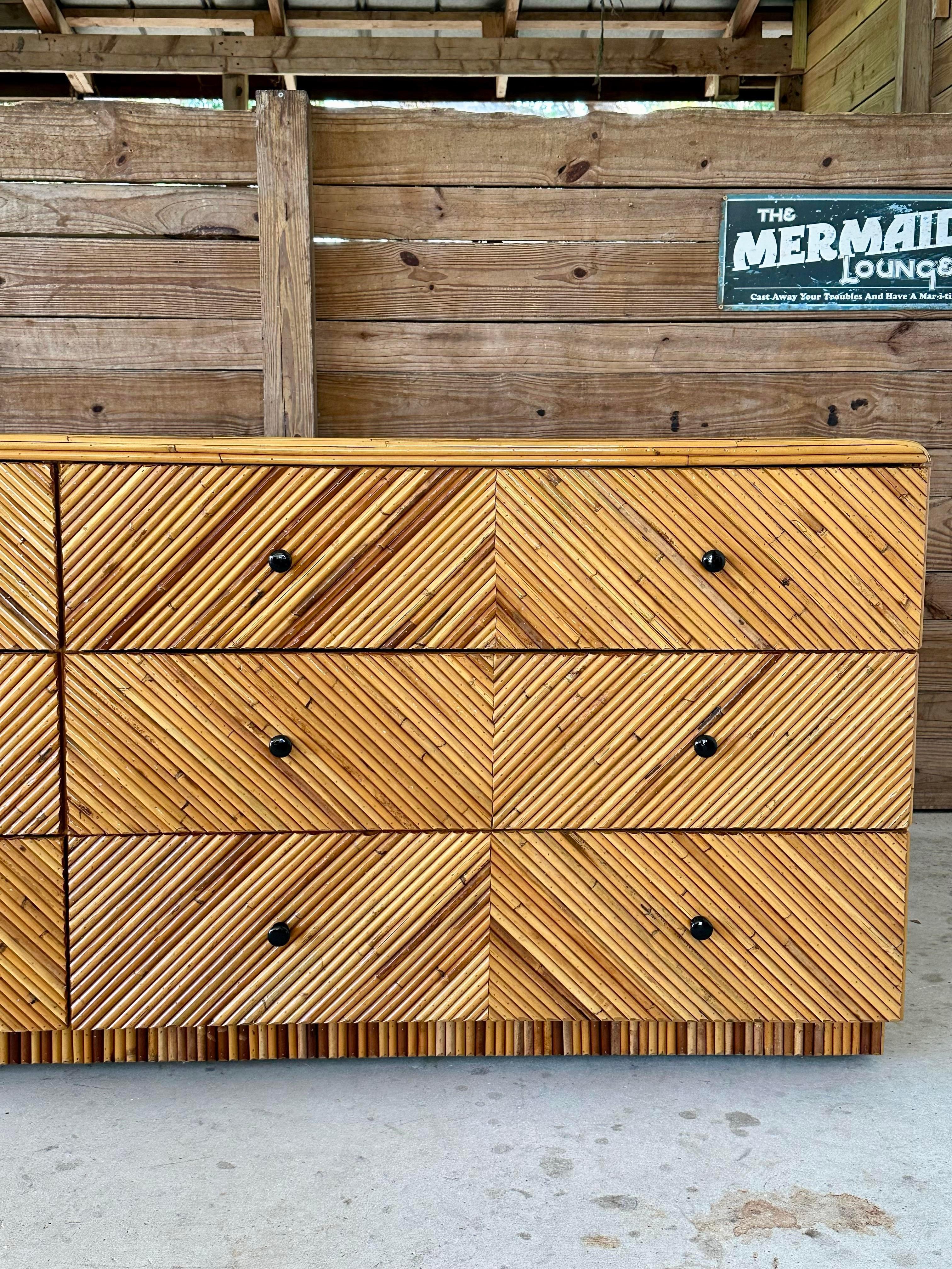 Philippin Circa 1970 Organic Modernity restauré Pencil Reed Rattan Marqueterie Waterfall edge