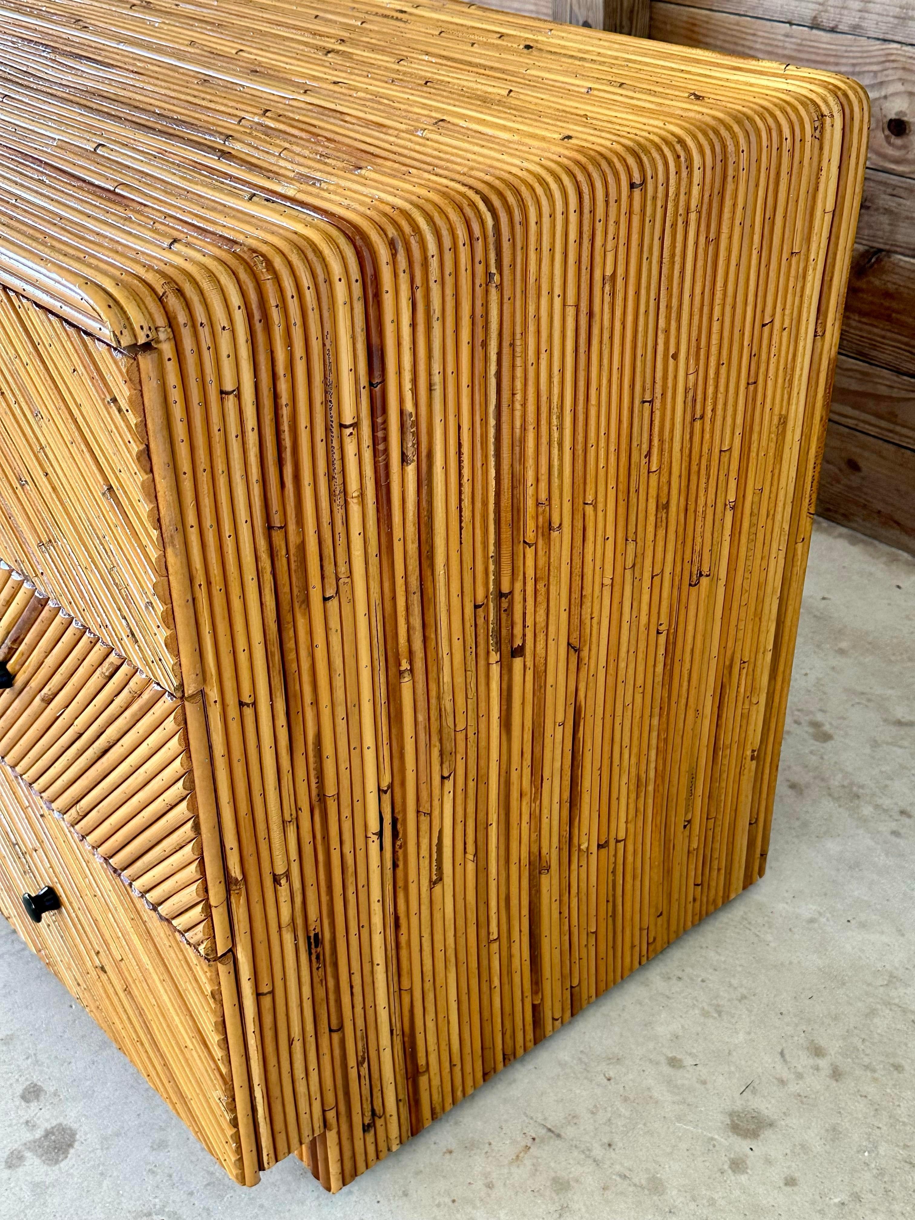 Fait main Circa 1970 Organic Modernity restauré Pencil Reed Rattan Marqueterie Waterfall edge