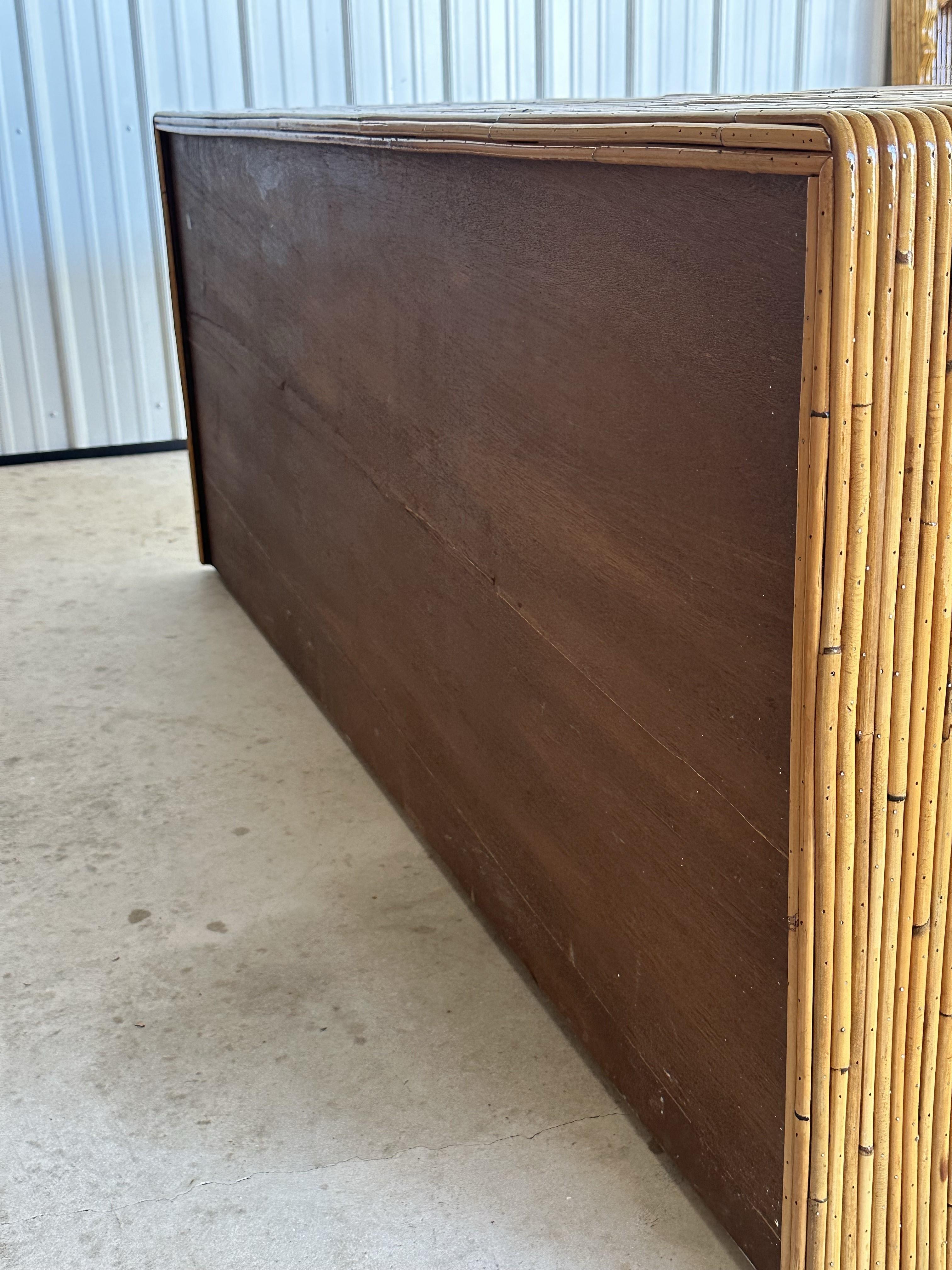 Circa 1970 Organic Modernity restauré Pencil Reed Rattan Marqueterie Waterfall edge 1