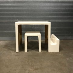 Raro escritorio infantil de plástico blanco roto de los años 70 con taburete, hacia 1970