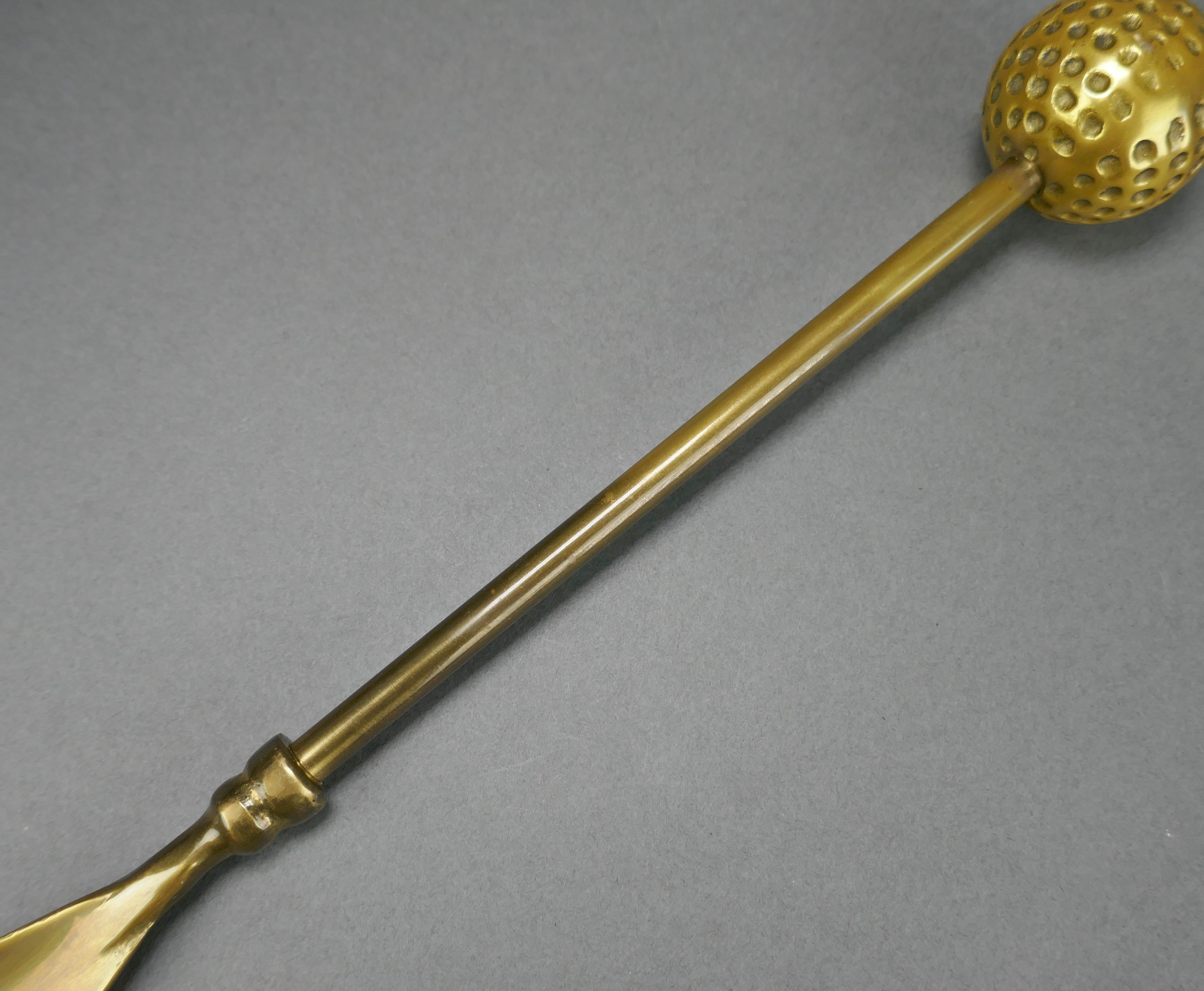 CIRCA 1970 Massiv Messing Golf Ball Show Horn Schreibtisch Briefbeschwerer (Moderne der Mitte des Jahrhunderts) im Angebot