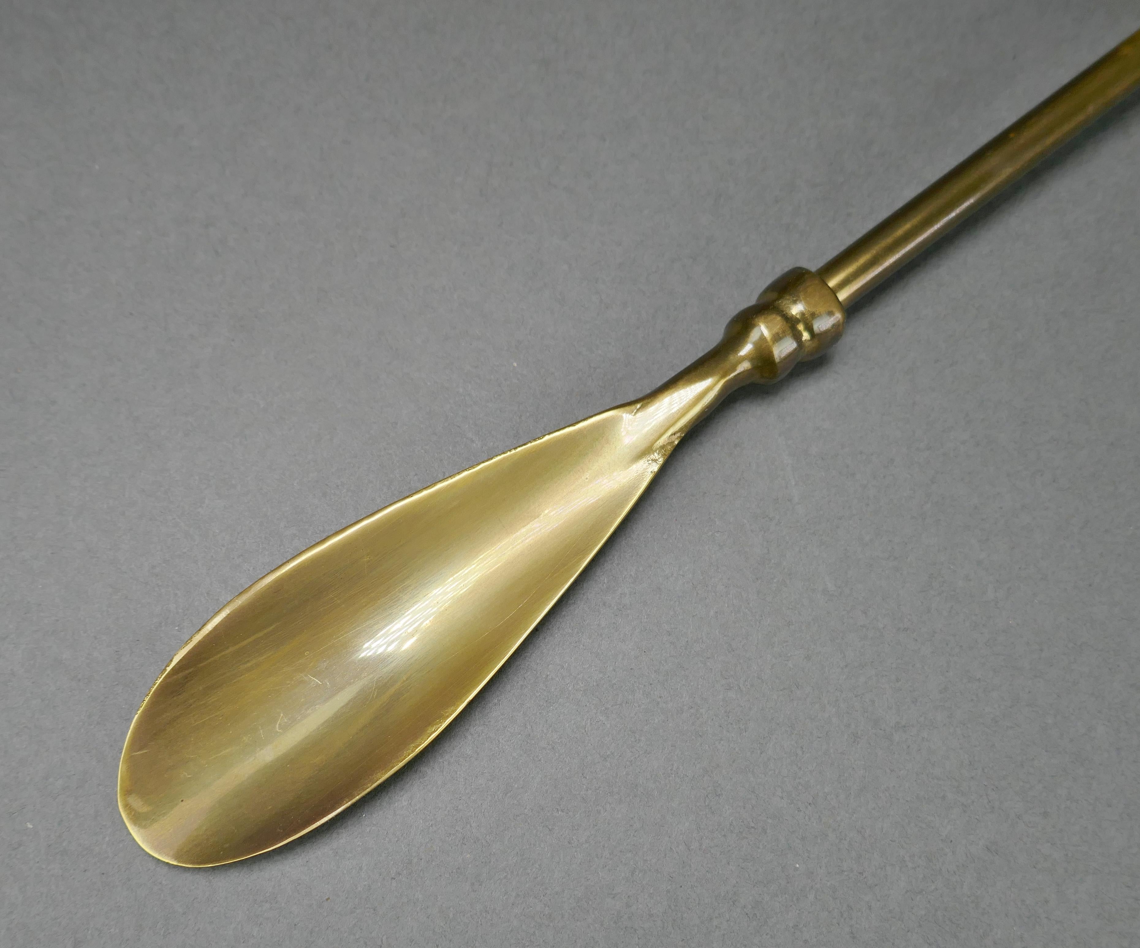 CIRCA 1970 Massiv Messing Golf Ball Show Horn Schreibtisch Briefbeschwerer (Koreanisch) im Angebot