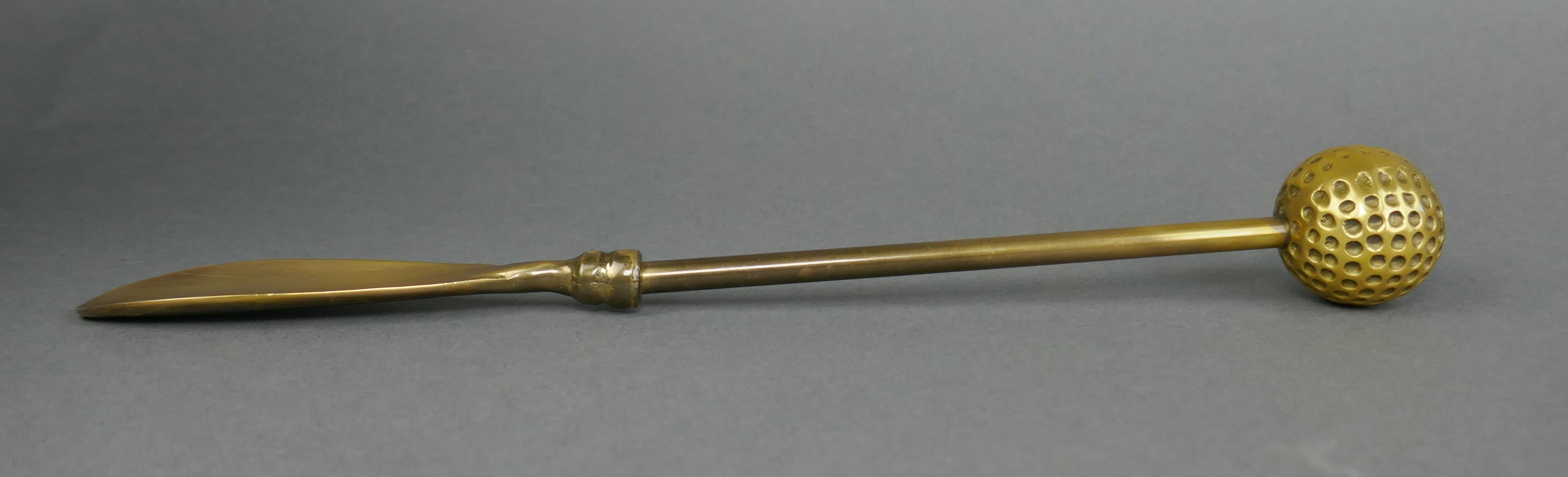 CIRCA 1970 Massiv Messing Golf Ball Show Horn Schreibtisch Briefbeschwerer (Gegossen) im Angebot
