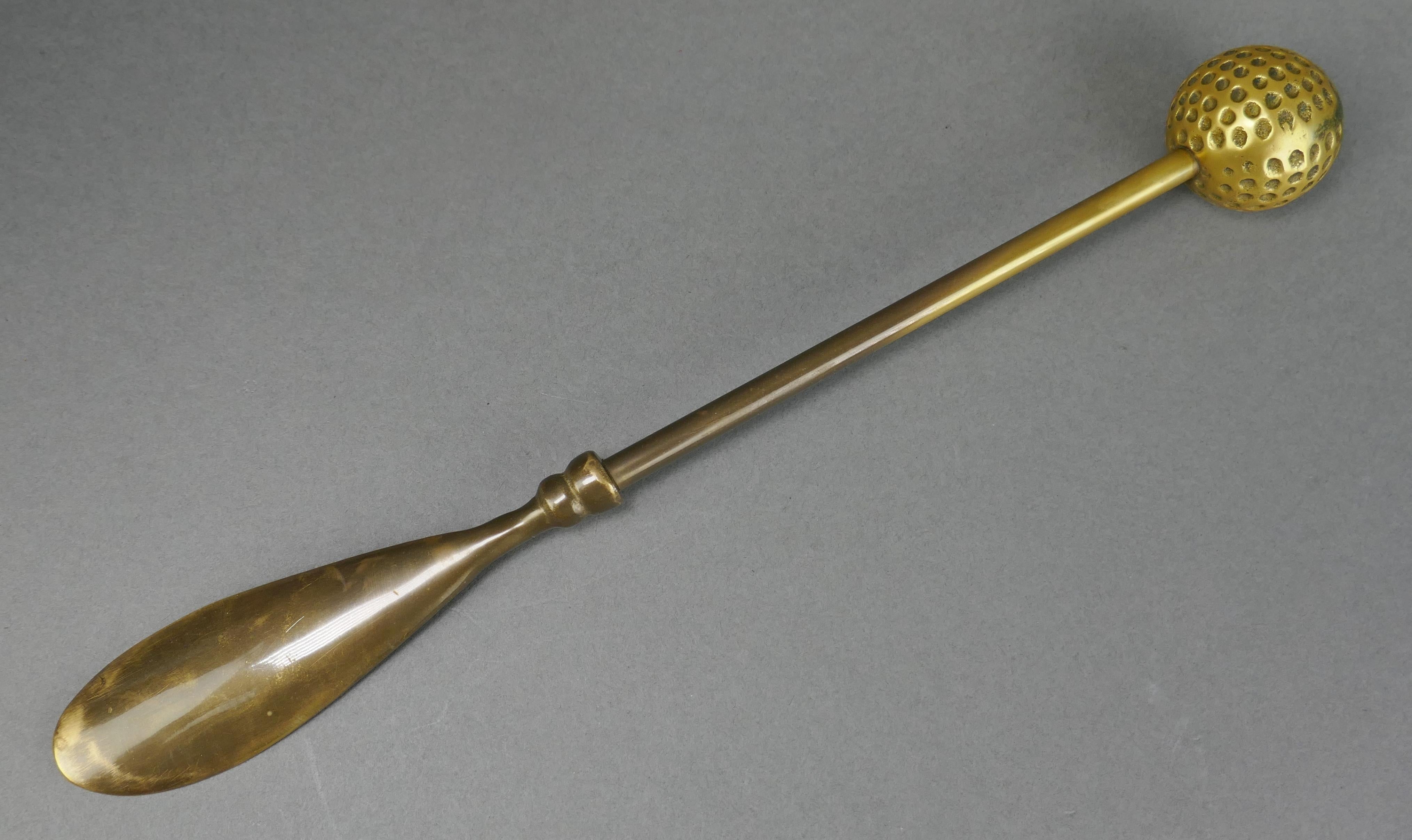 CIRCA 1970 Massiv Messing Golf Ball Show Horn Schreibtisch Briefbeschwerer (20. Jahrhundert) im Angebot