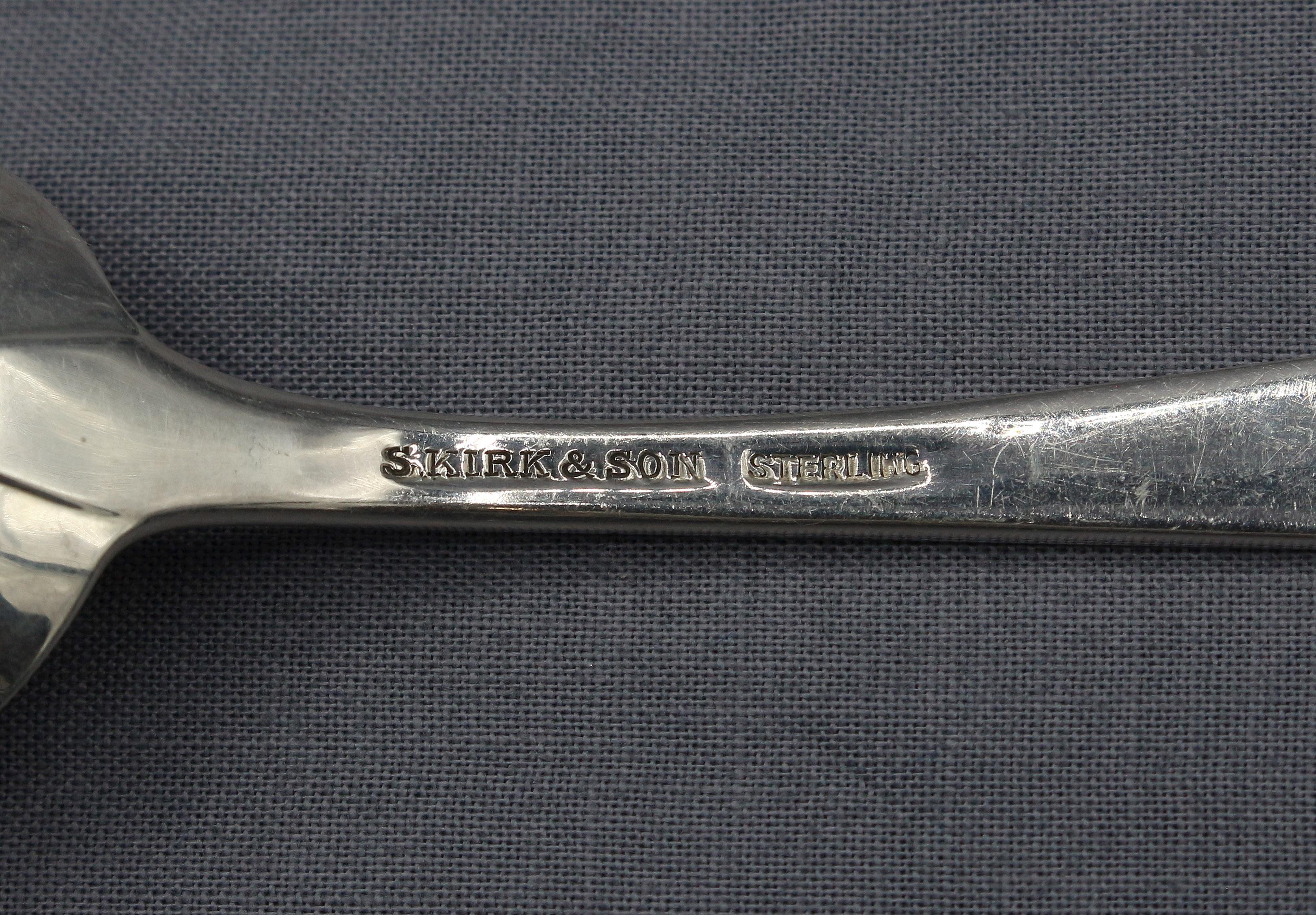 Circa 1970 Servicio de Cubiertos de Plata de Ley en Viejo Maryland Grabado por Kirk 3
