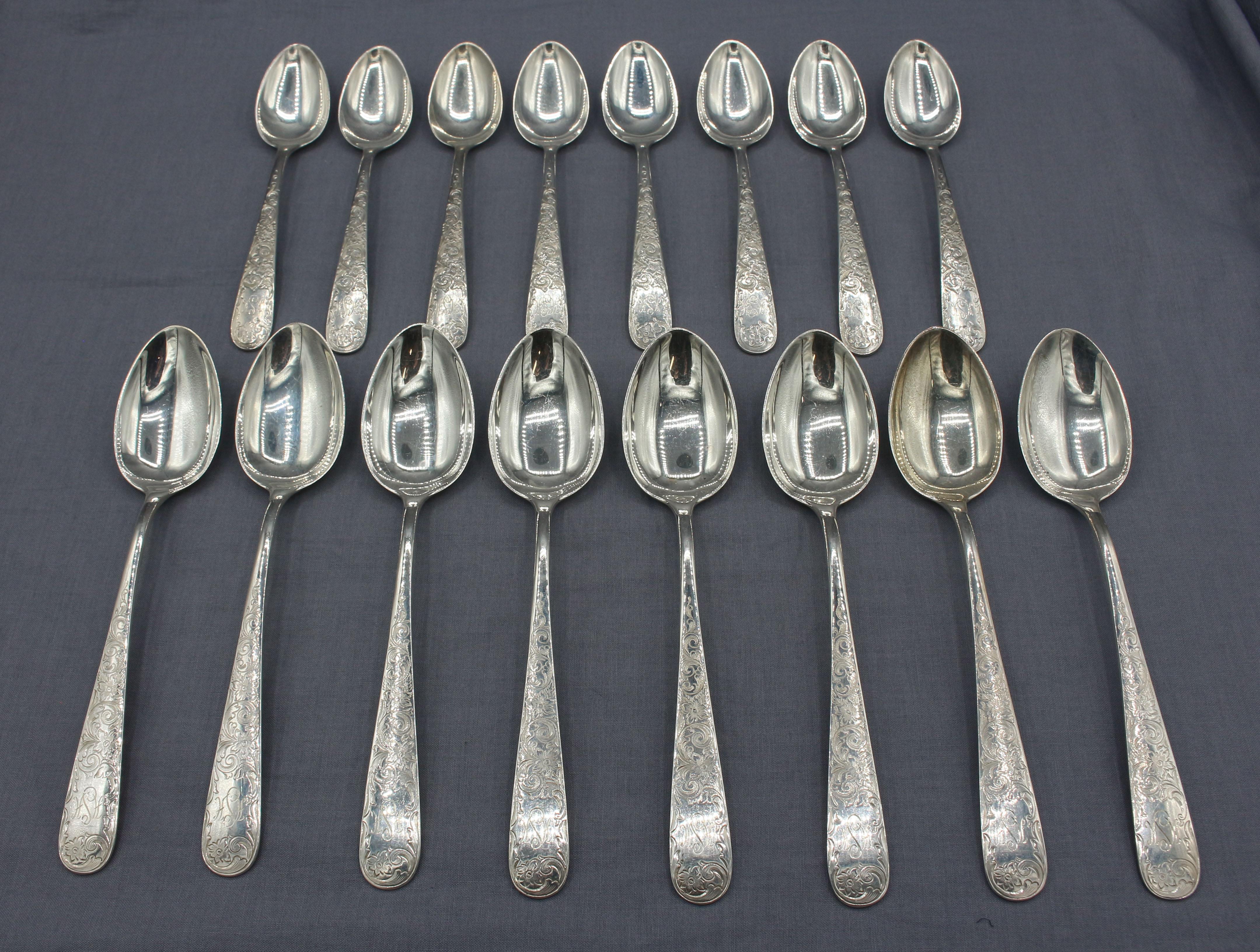 Cubertería vintage de plata de ley con motivo grabado Old Maryland de Kirk. Monograma HSH. Servicio para 8: cuchillos de cena, cuchillos de almuerzo, tenedores de cena, tenedores de almuerzo, tenedores de ensalada, cucharillas, cucharas soperas de
