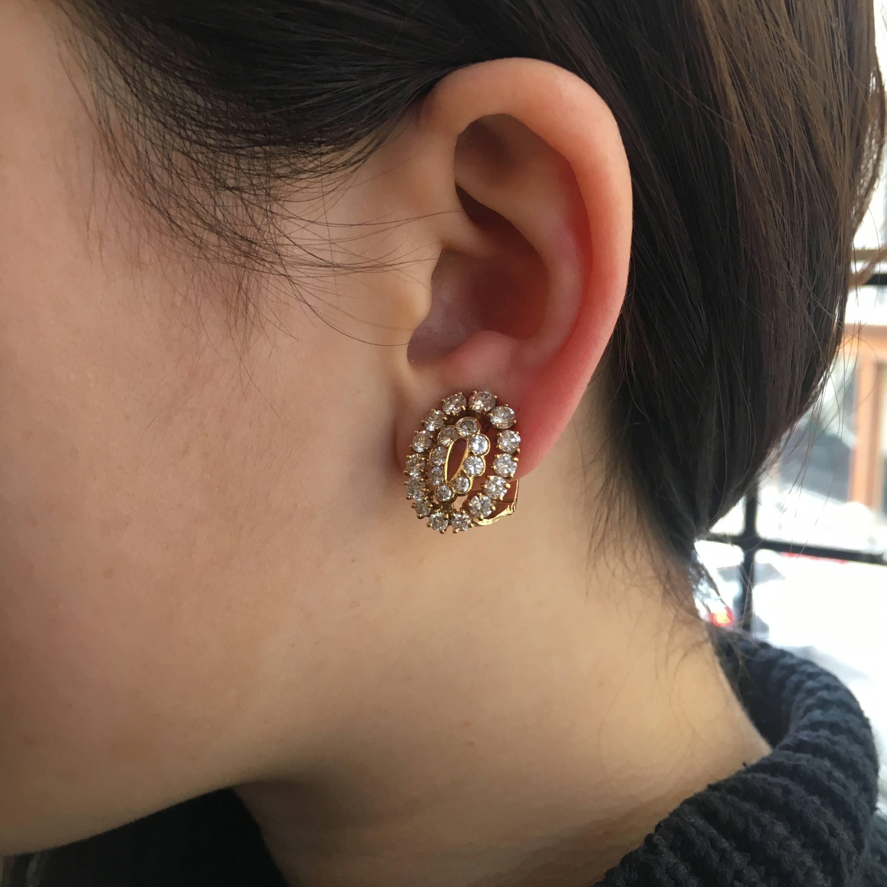CIRCA Van Cleef & Arpels Diamant or jaune Collier Boucles d'oreilles Parure Suite 3