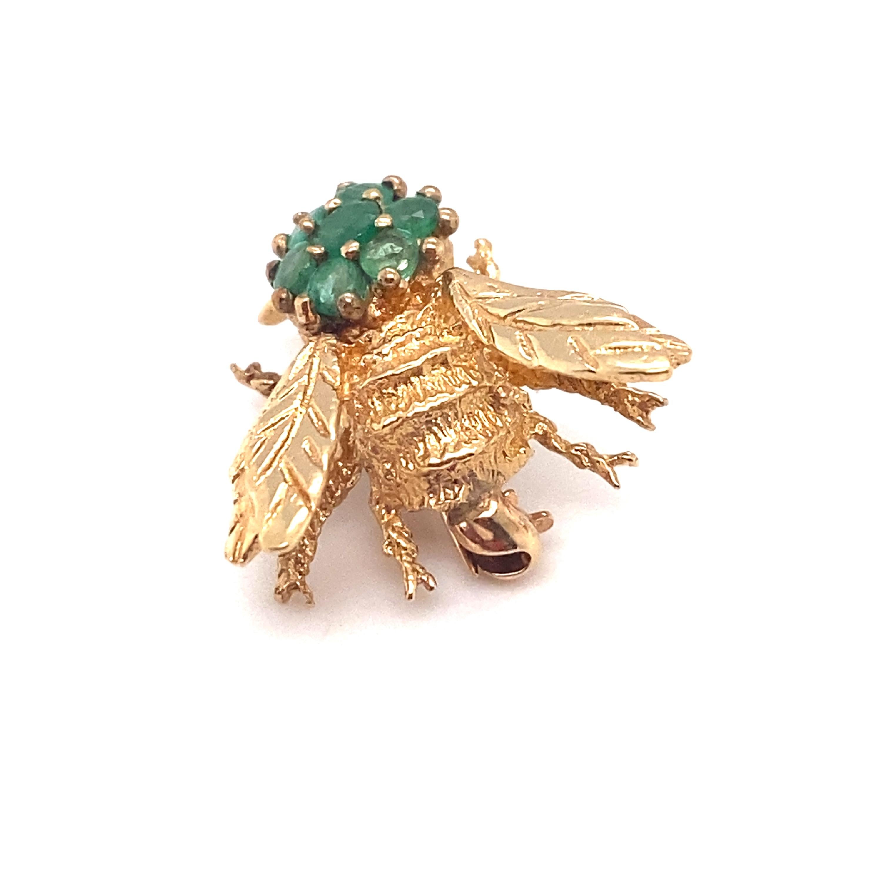 Retro Circa 1970s 0.50 Carat Emerald Bee Pin in 14 Karat Gold For Sale