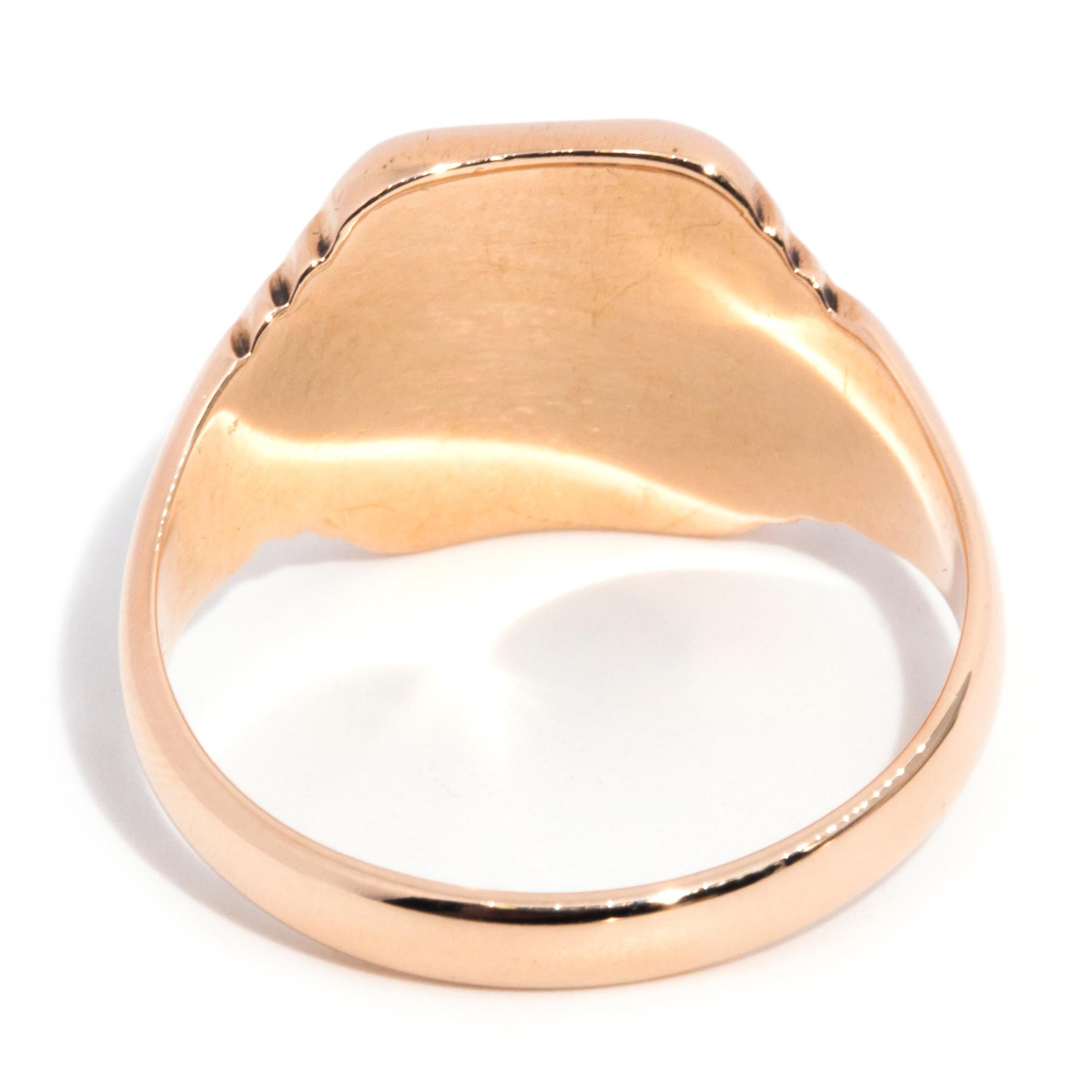 Circa 1970s 9 Carat Rose Gold Mens Rectangle Shaped Unengraved Signet Ring In Good Condition For Sale In Hamilton, AU