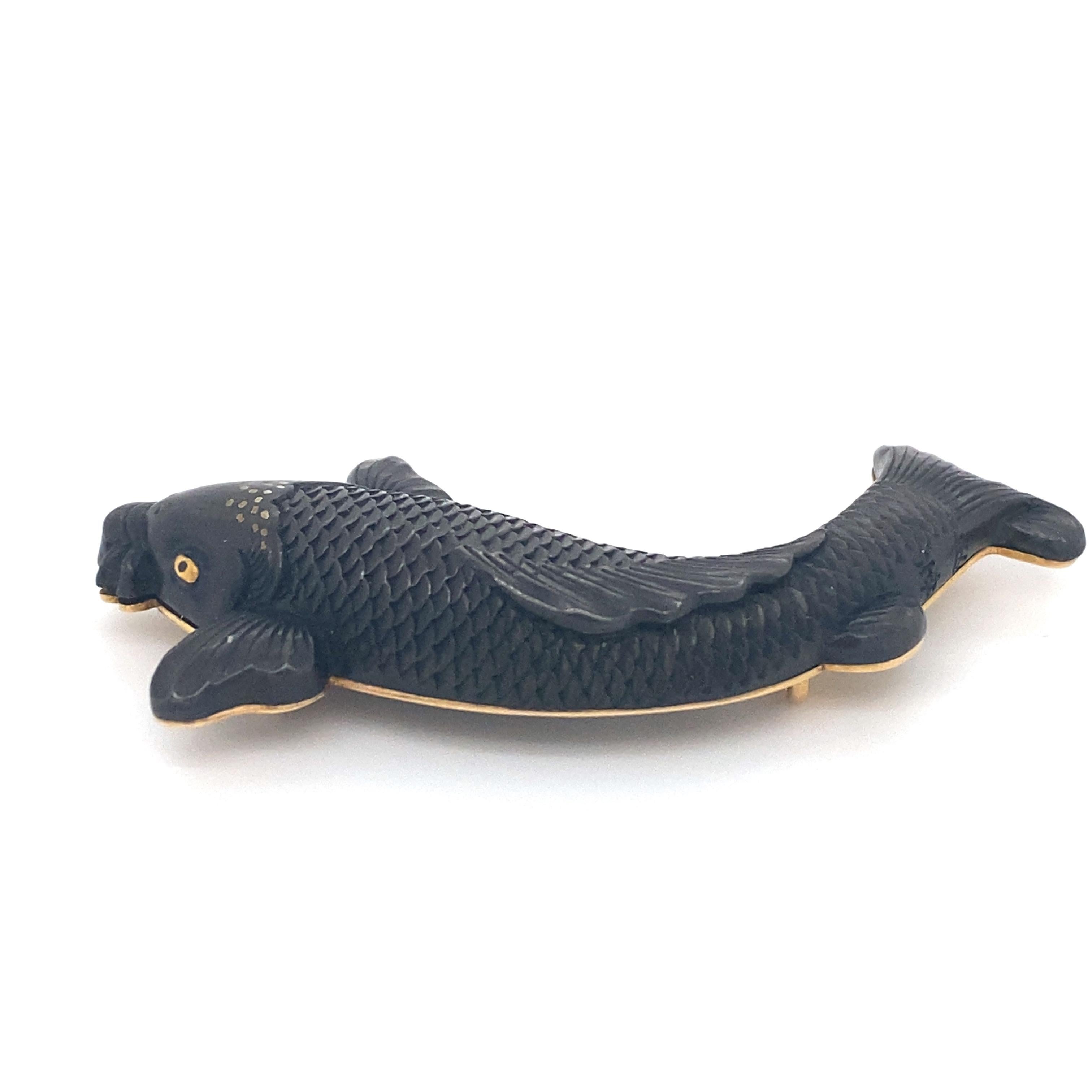Artikel-Details: Dieser einzigartige Onyx Koi Fisch Anhänger hat 18k Gold Akzente.

Ungefähr: 1970er Jahre
Metall Typ: 18 Karat Gold
Gewicht:  12.7 Gramm
Abmessungen: 2 Zoll Breite
