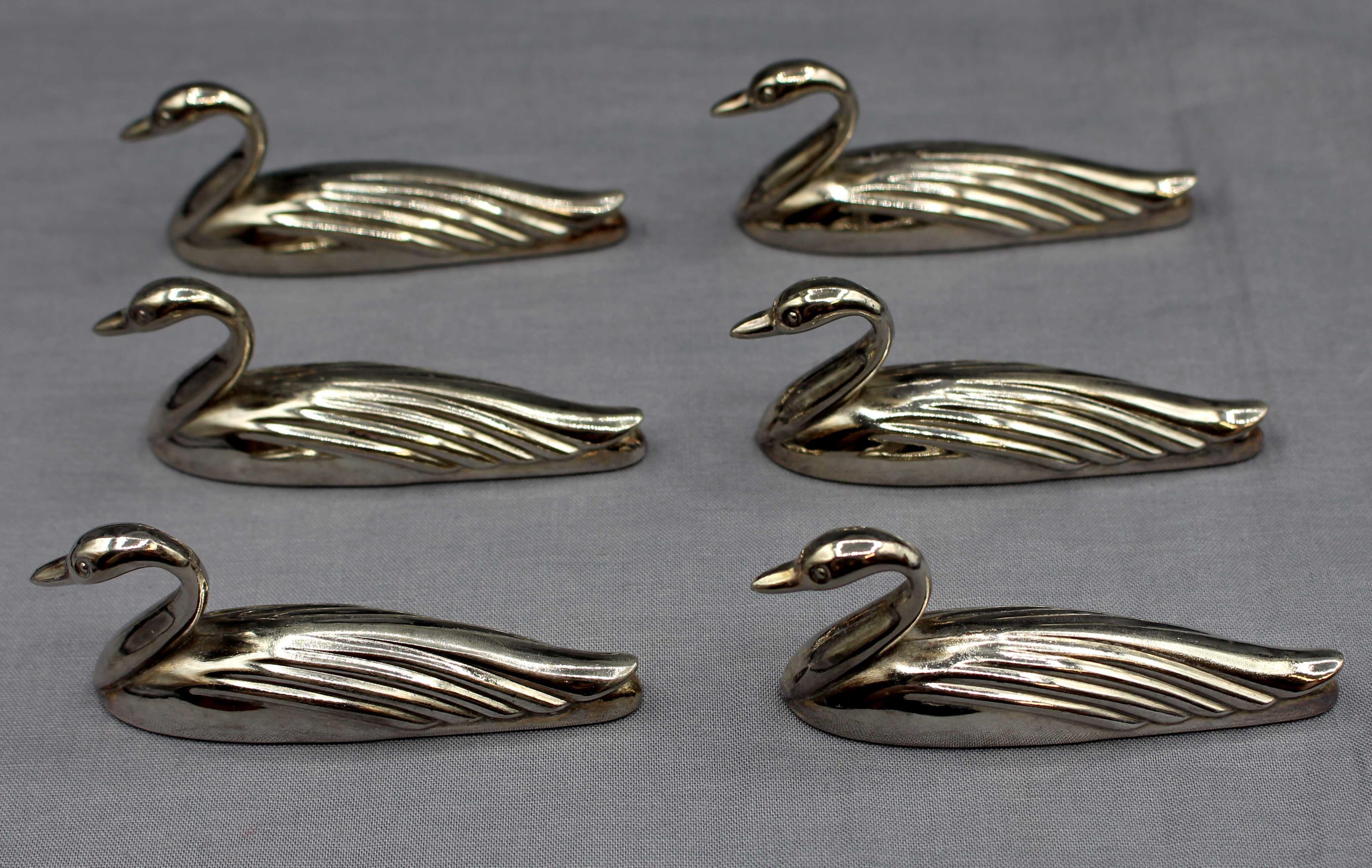 Circa 1970s set of 6 silver plated swan knife rests, French. Elegant form. The swans look as thought they are floating on the water. 3