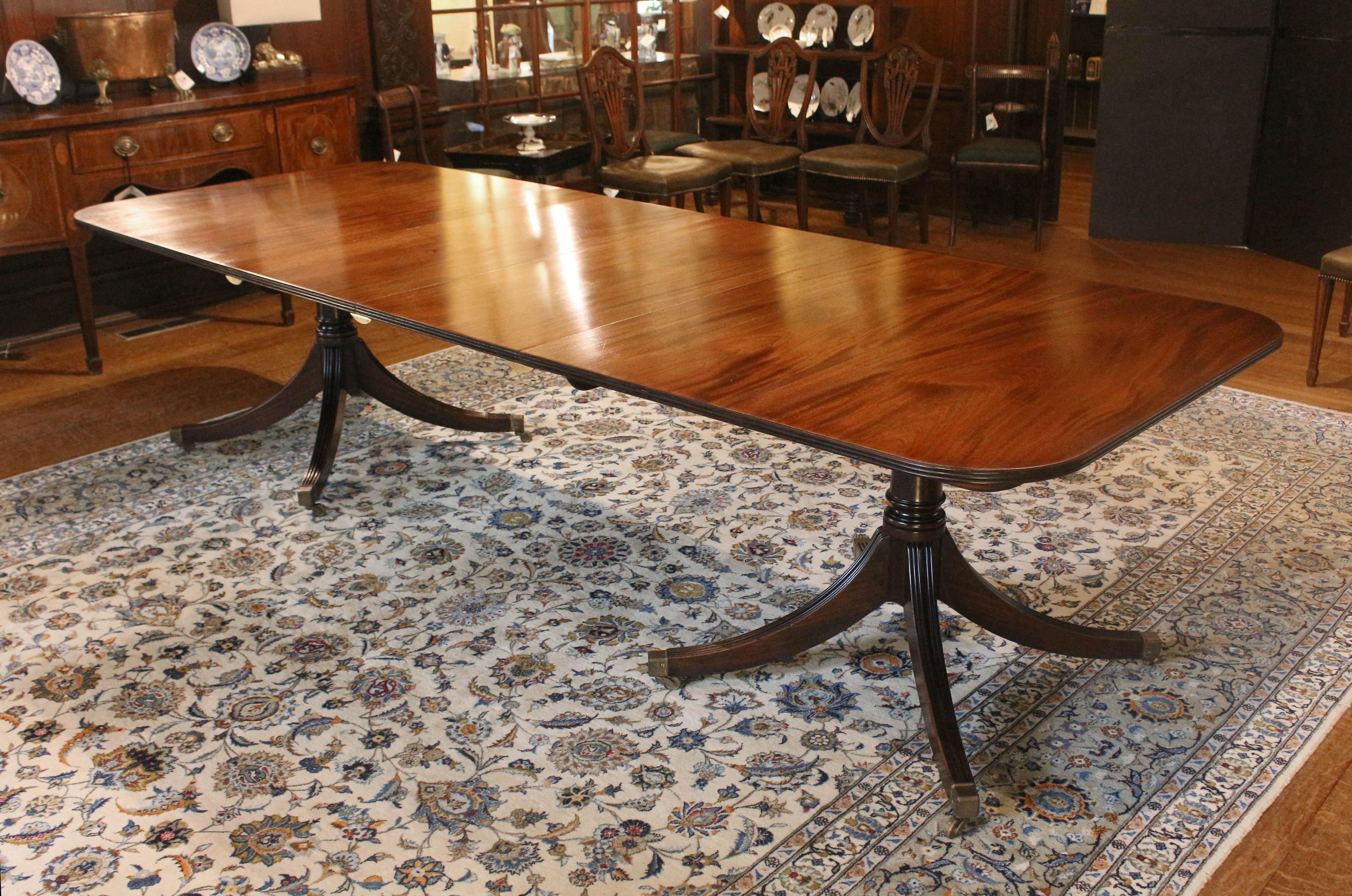 Circa 1970s English mahogany double pedestal dining table made by Millwood Cabinetmakers. Georgian style, traditional form. Maker's label; Millwood is known for high quality materials & construction. The well figured mahogany is of exceptional