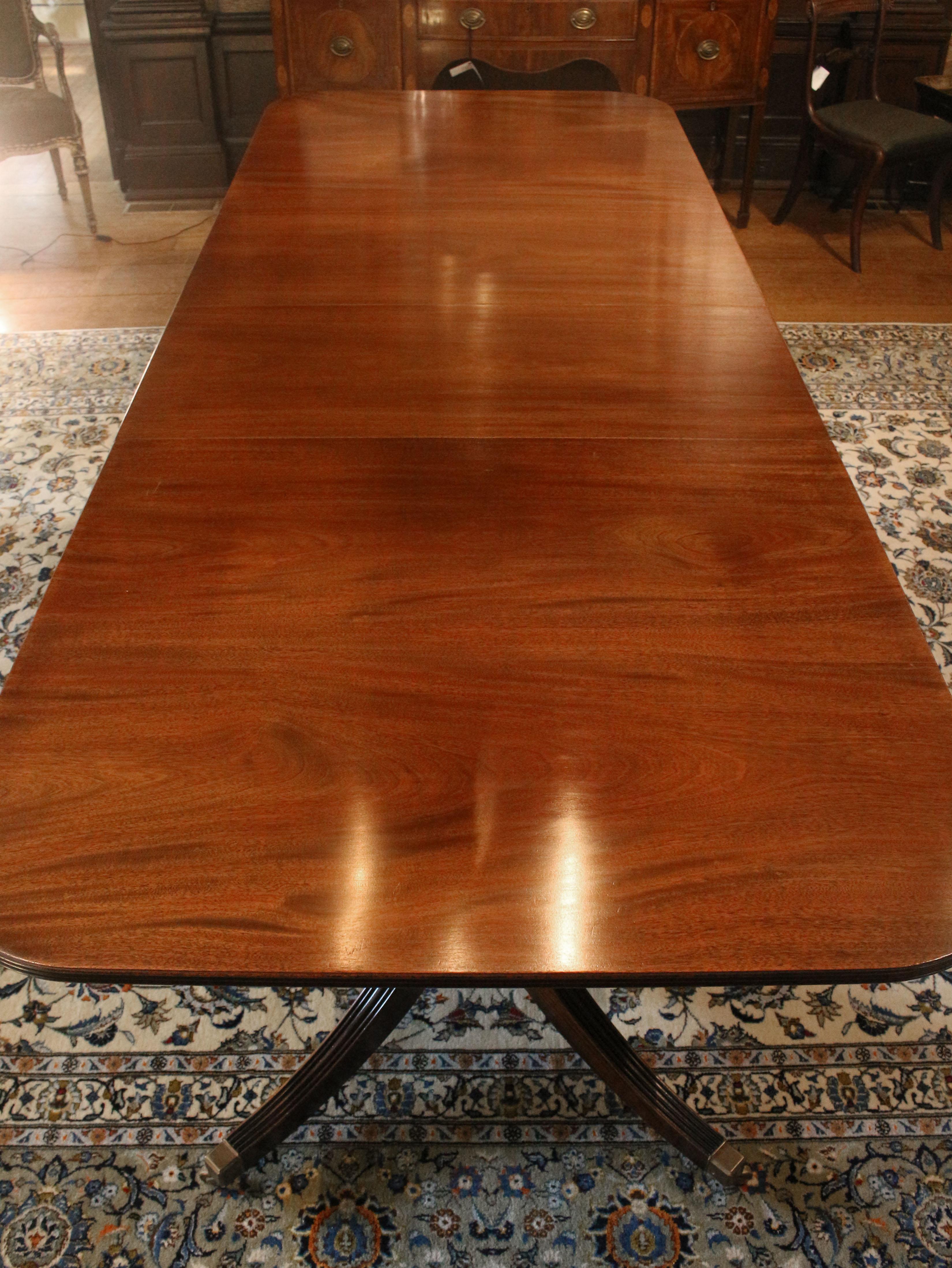 Circa 1970s Georgian Style English Dining Table by Millwood Cabinetmakers In Good Condition In Chapel Hill, NC