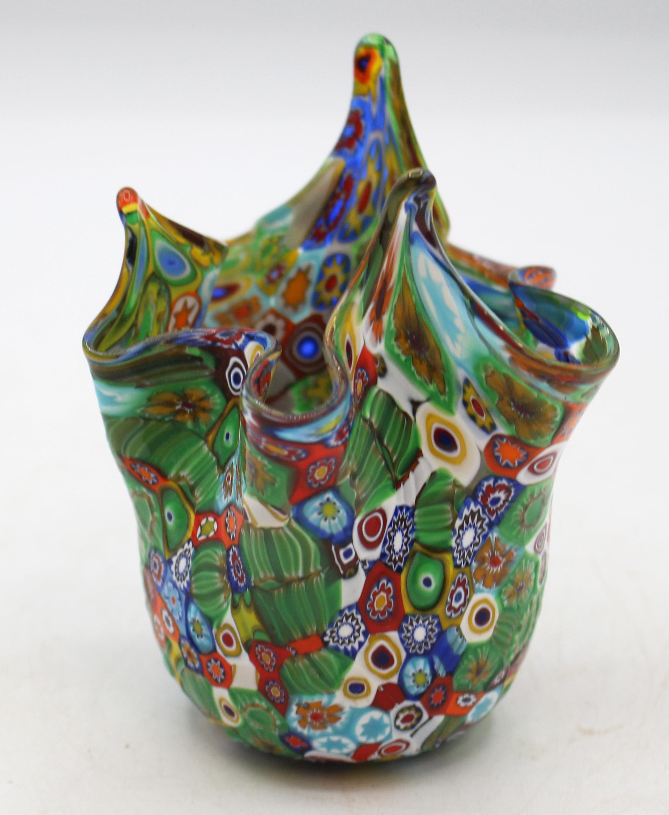CIRCA 1970er Jahre Murano Glas Millefiori Fazzoletto Vase oder Schale, Italien. Eine Form A, die auf eine alte italienische Glasbläsertradition zurückgeht. Original Label 