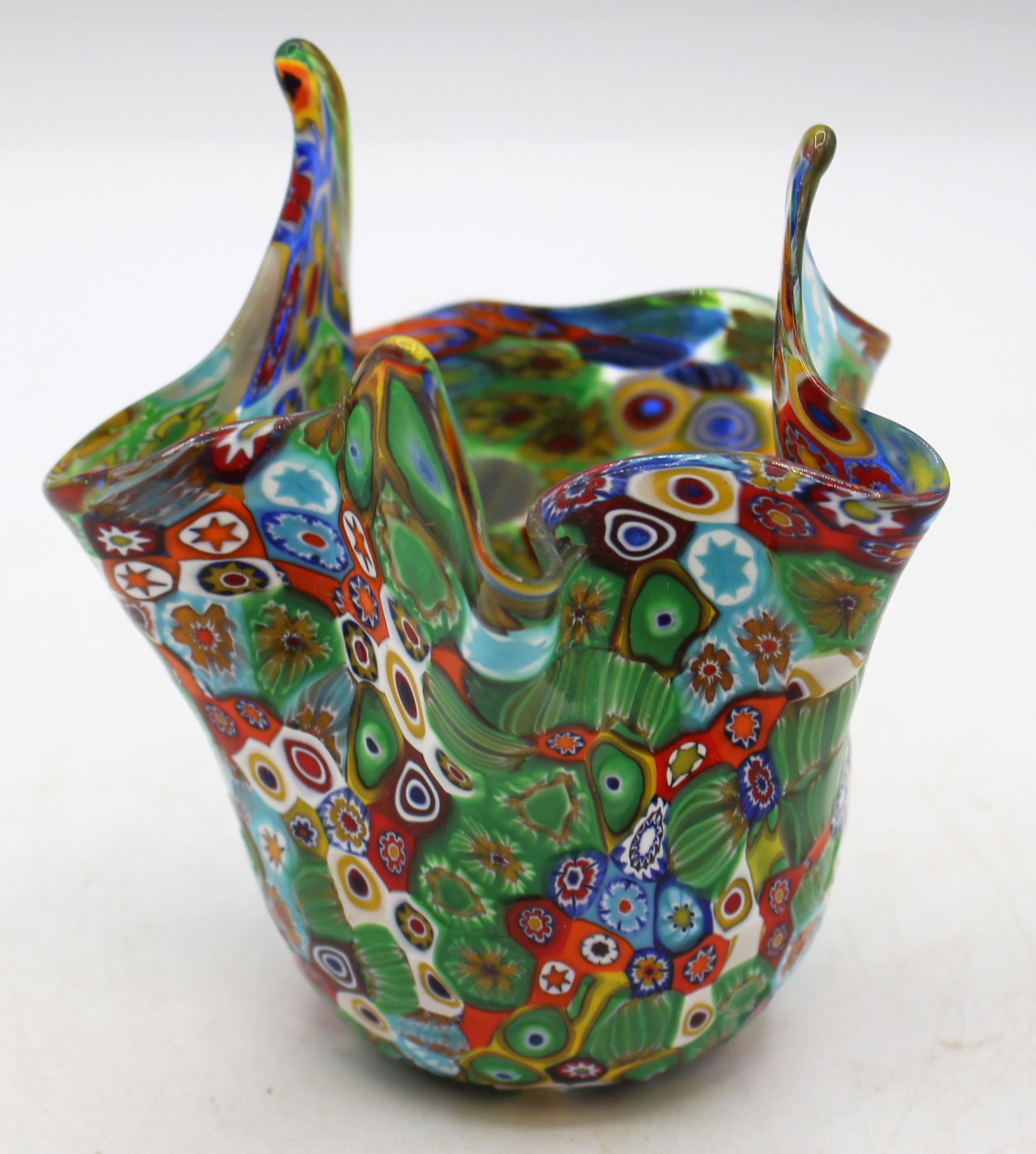CIRCA 1970er Jahre Italienisch Murano Glas Millefiori Fazzoletto Vase oder Schale (Moderne der Mitte des Jahrhunderts) im Angebot