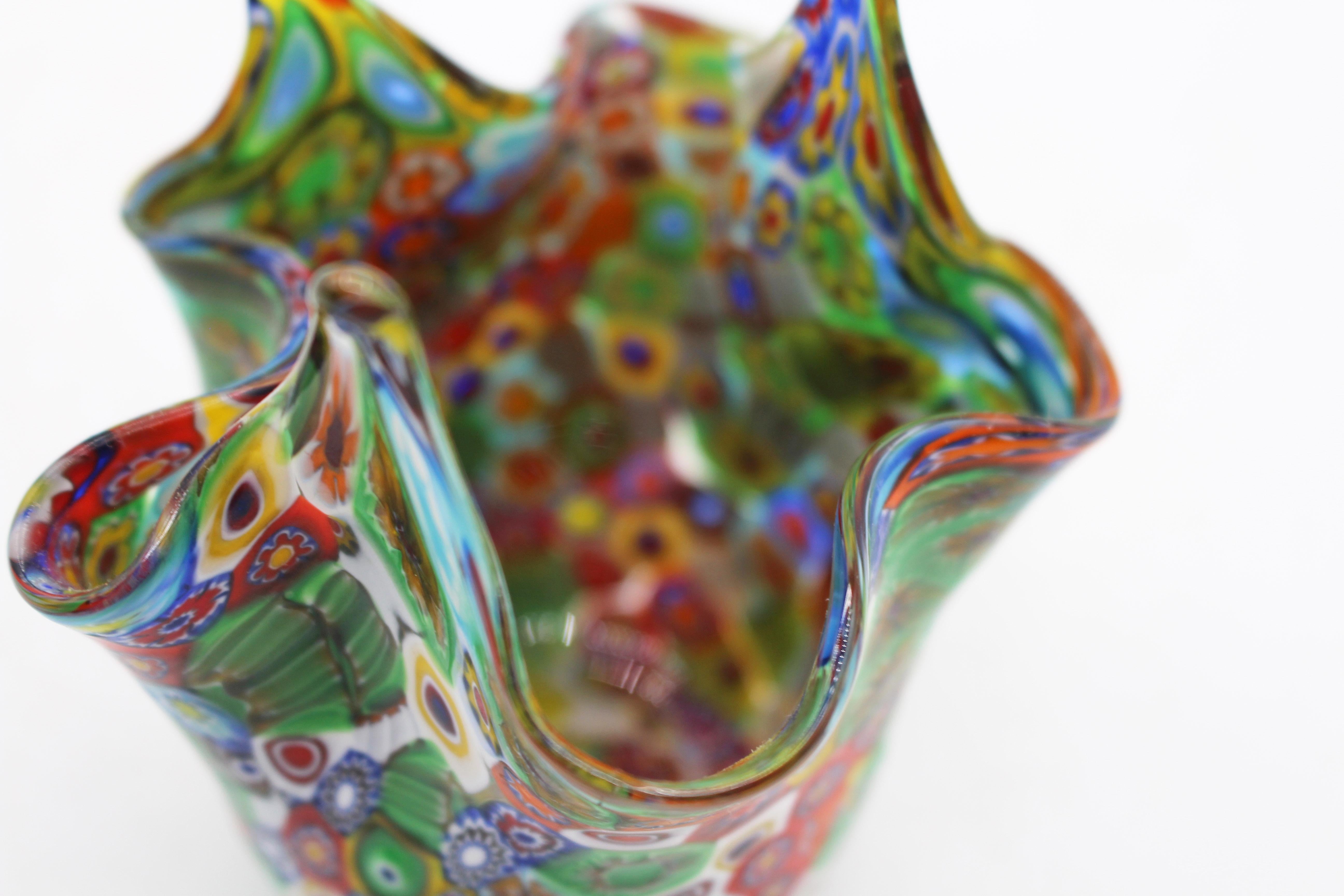 CIRCA 1970er Jahre Italienisch Murano Glas Millefiori Fazzoletto Vase oder Schale (Muranoglas) im Angebot
