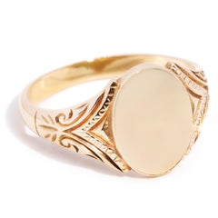 Circa 1970s Men's Oval Shaped Vintage Floral Signet Ring in 9 Carat Yellow Gold