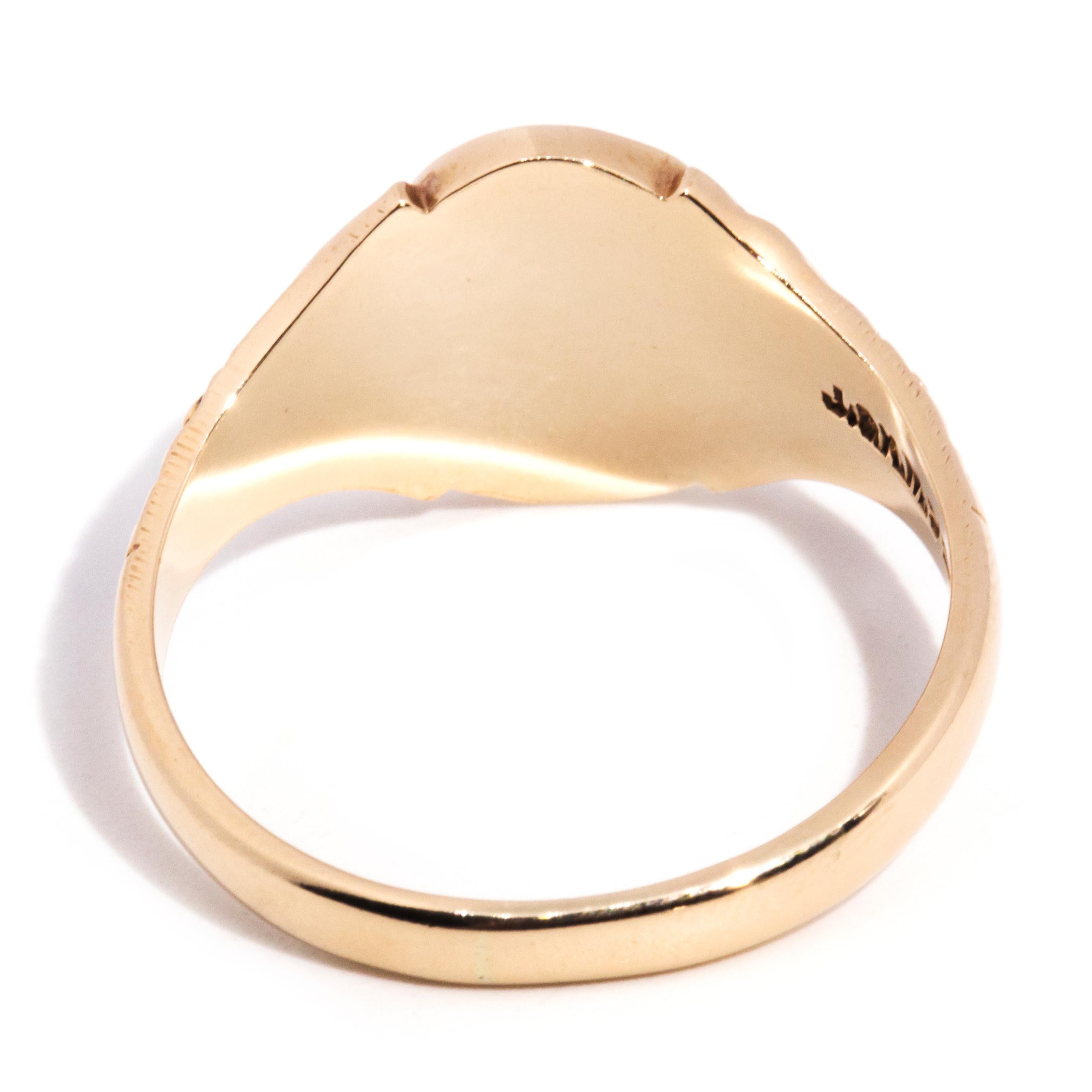 Circa 1970s Men's Oval Shaped Vintage Floral Signet Ring in 9 Carat Yellow Gold In Good Condition In Hamilton, AU