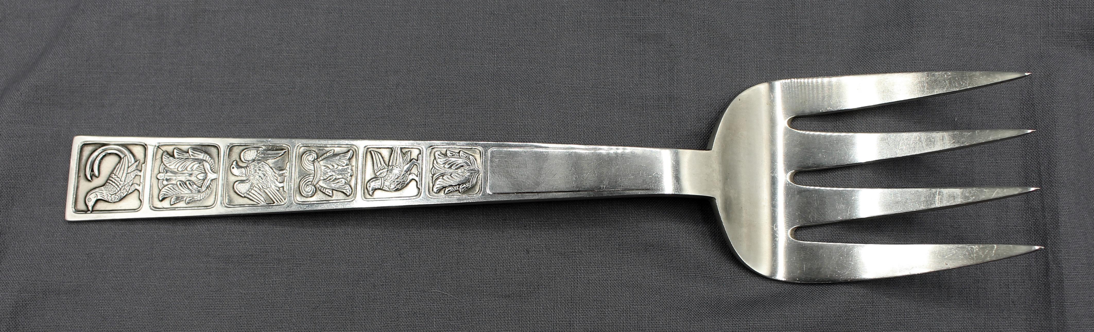 Circa 1970s silver salad servers by David Anderson, Norway. Handsomely hand-worked 830 standard silver. A design with stark Art Deco overtones. 6.55 troy oz.
9 1/8