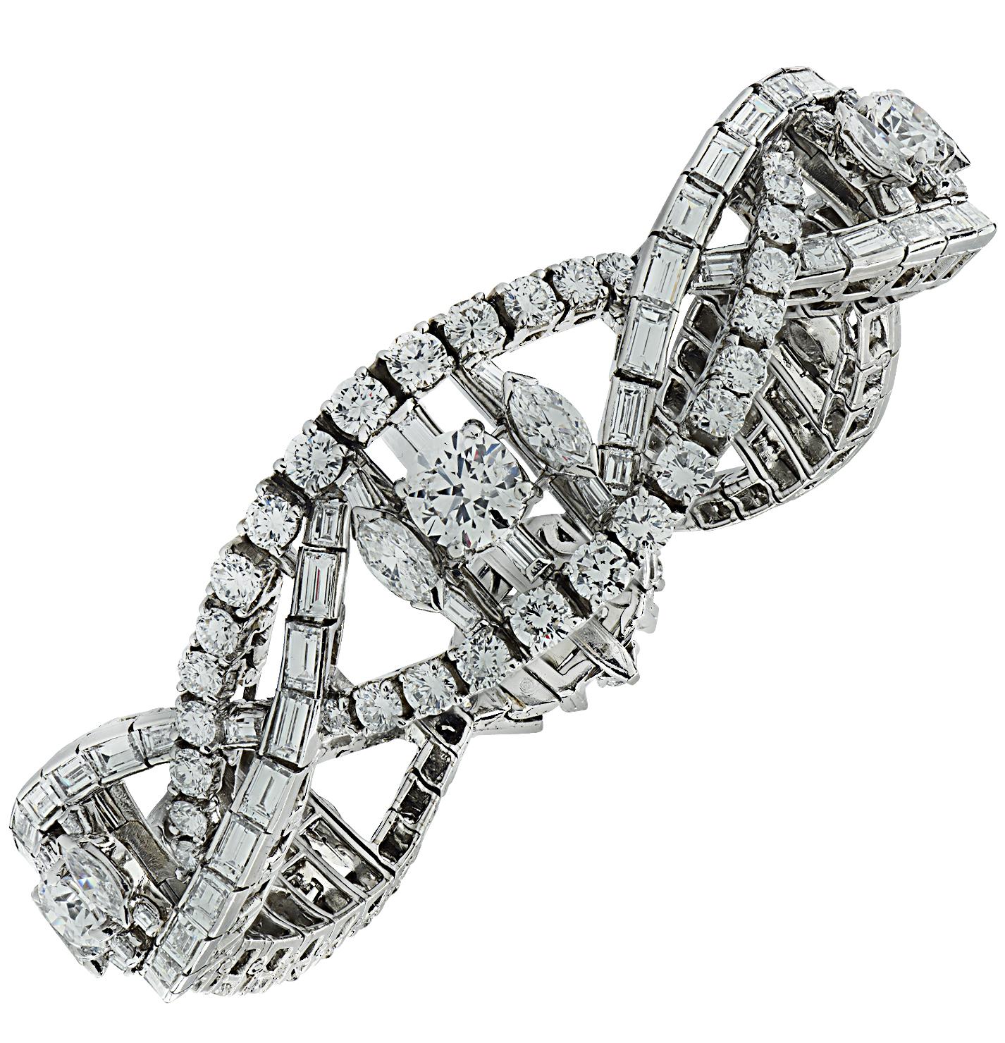 Dieses exquisite Armband aus dem legendären Hause Oscar Heyman wurde 1975 fachmännisch aus feinem Platin gefertigt und präsentiert 18 Karat Diamanten, die in einem atemberaubenden Twist-Design gefasst sind. Dieses spektakuläre Armband besteht aus 74