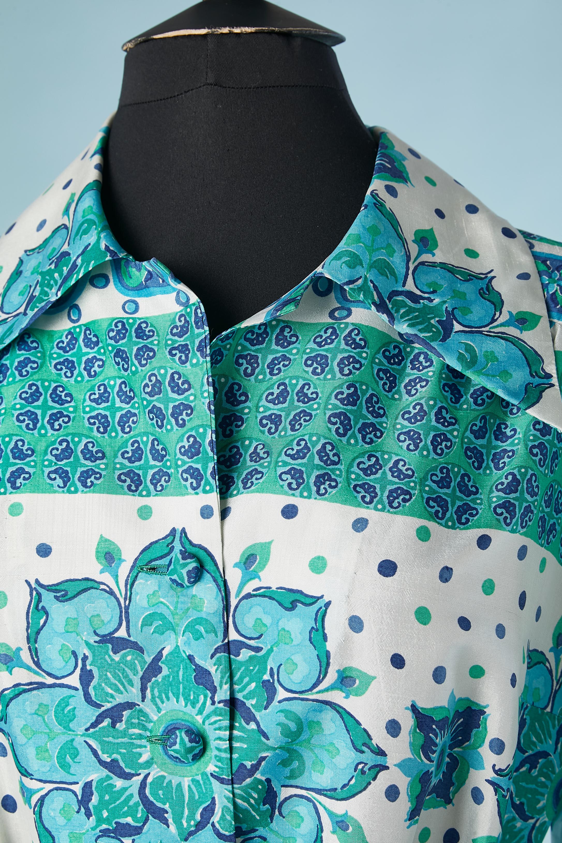 Circa 1970's Printed shirt in shantung with pockets and belt. Buttons covered with fabric. 
SIZE L