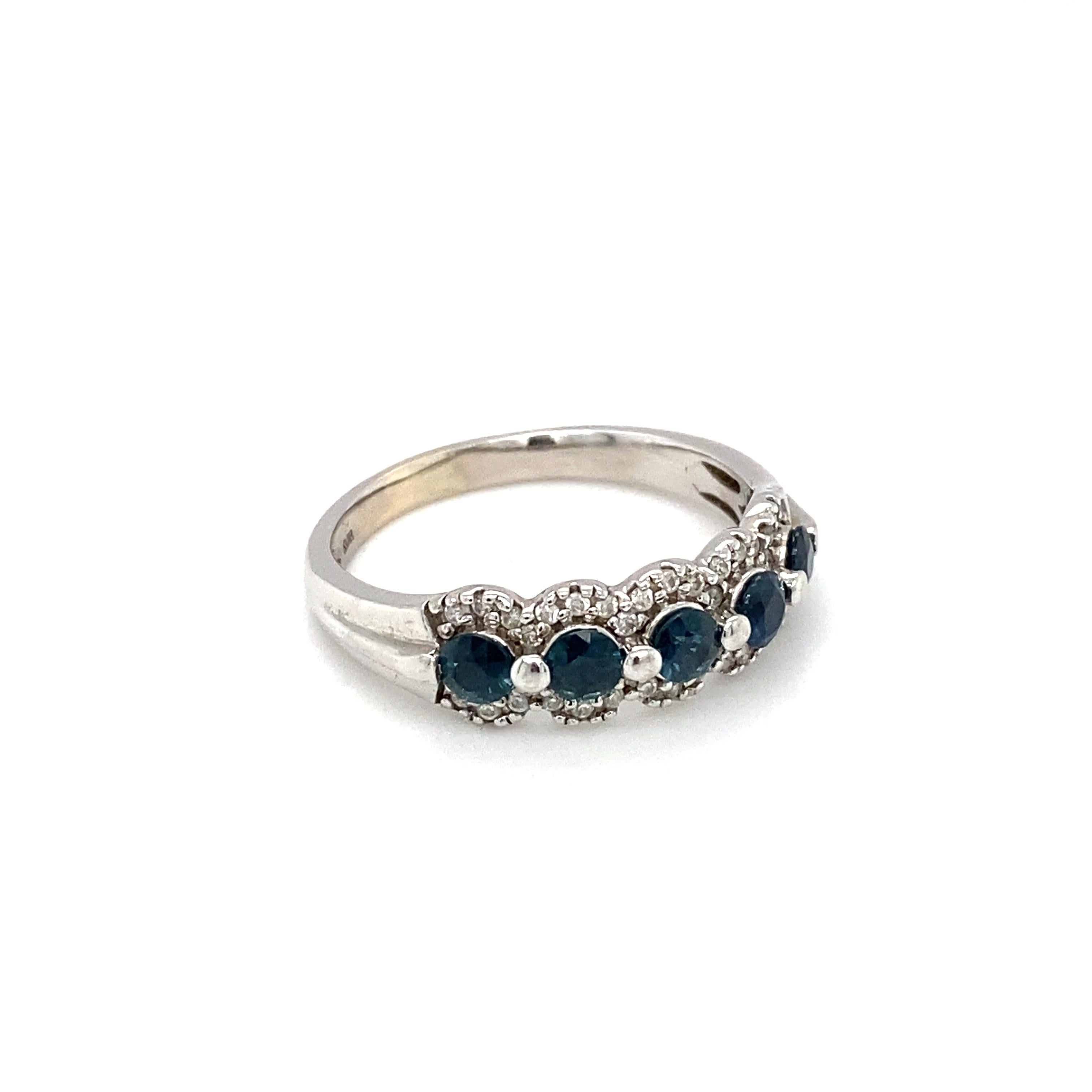 Artikel-Details: Dieses wunderschöne Band mit Saphir und Diamant eignet sich perfekt zum Stapeln mit anderen Ringen mit brillanten Farbsteinen. Er ist sehr vielseitig und eignet sich auch hervorragend als Verlobungsring, Jubiläumsring oder Ring für