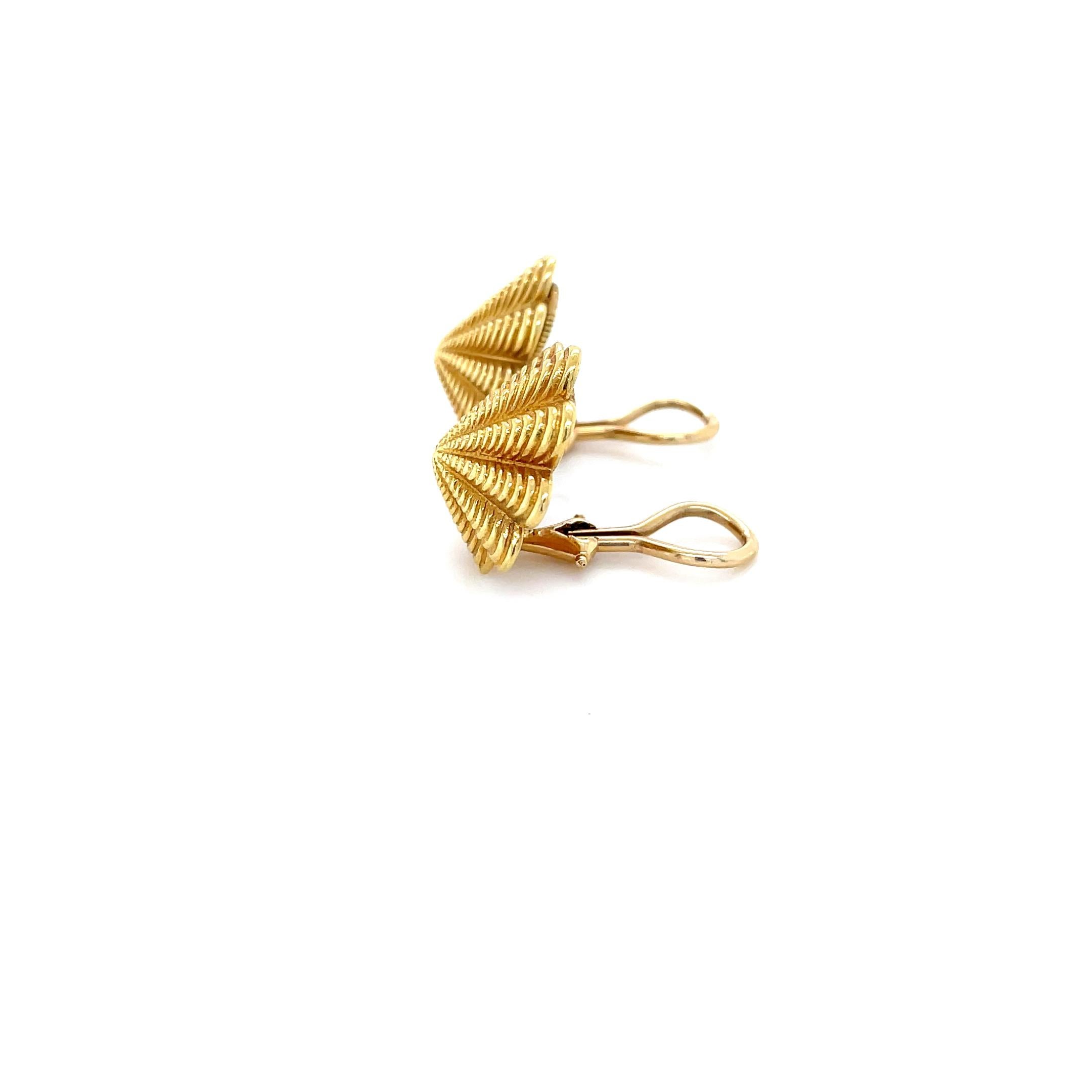 These beautiful scalloped shell earclips designed by Schlumberger for Tiffany & Co. are an iconic design by him! Created in a textured finish and comfortable omega clip back earrings. 

Stamp: SCHLUMBERFER TIFFANY&CO. 750
Material: 18 karat yellow