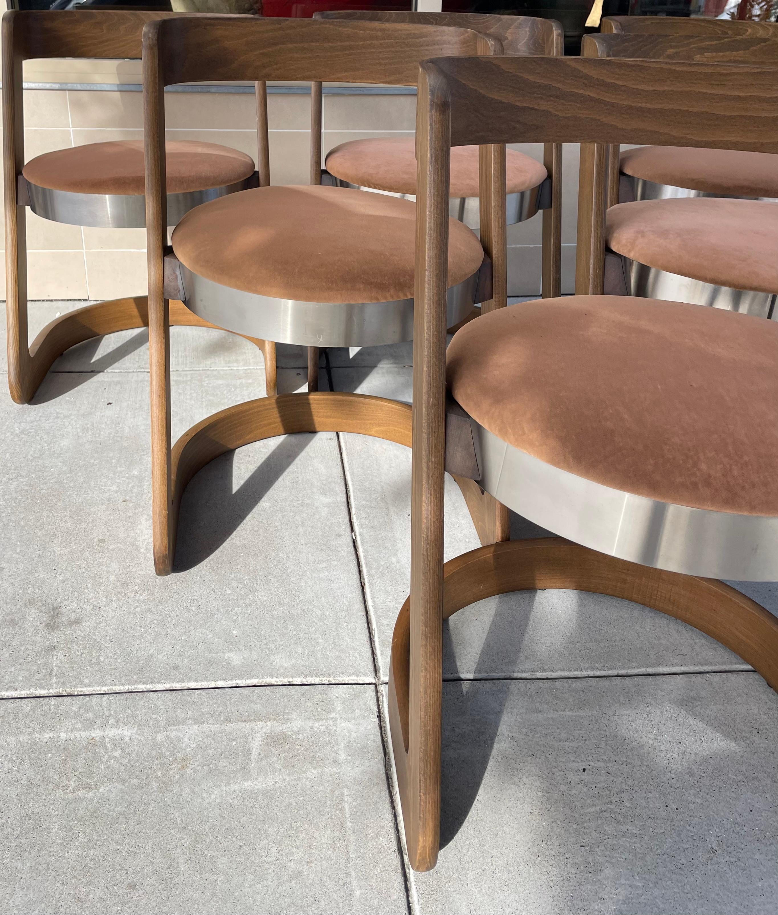 Cet ensemble de chaises de salle à manger des années 1970 est la quintessence du style de Rizzo. 

