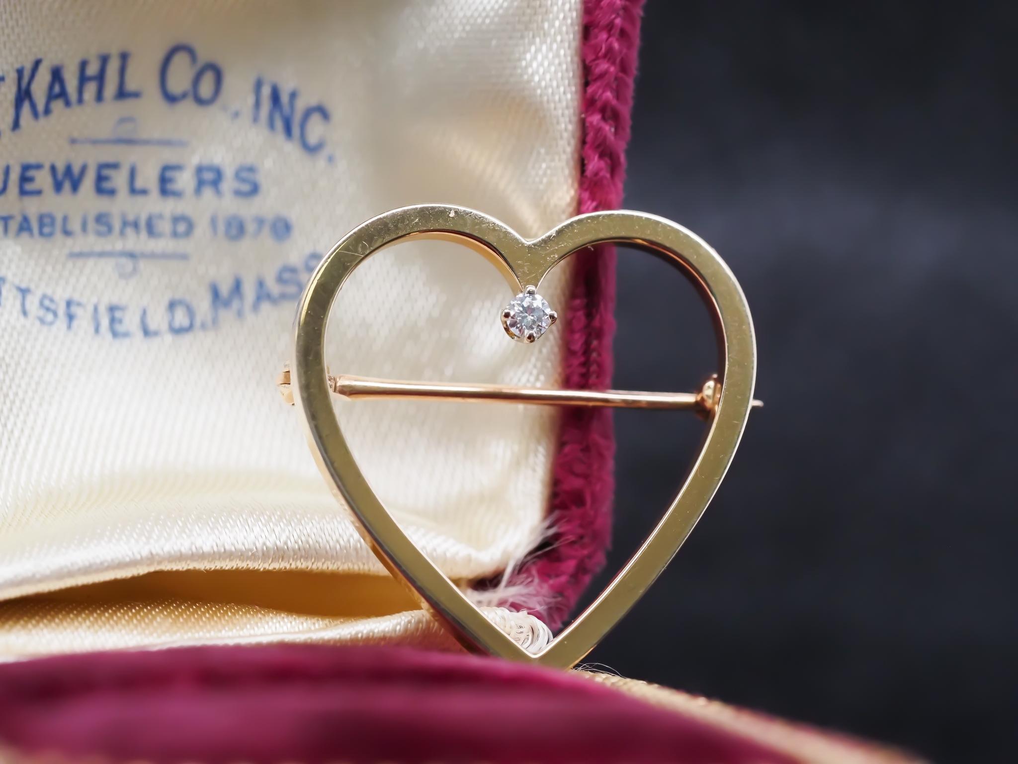 Item Details:
Metal Type: 14K Yellow Gold [Hallmarked, and Tested]
Weight: 3.5 grams
Diamond Details: .04ct, Natural Diamond.
Pin Measurements:
Diameter: 1 inch
Condition: Excellent