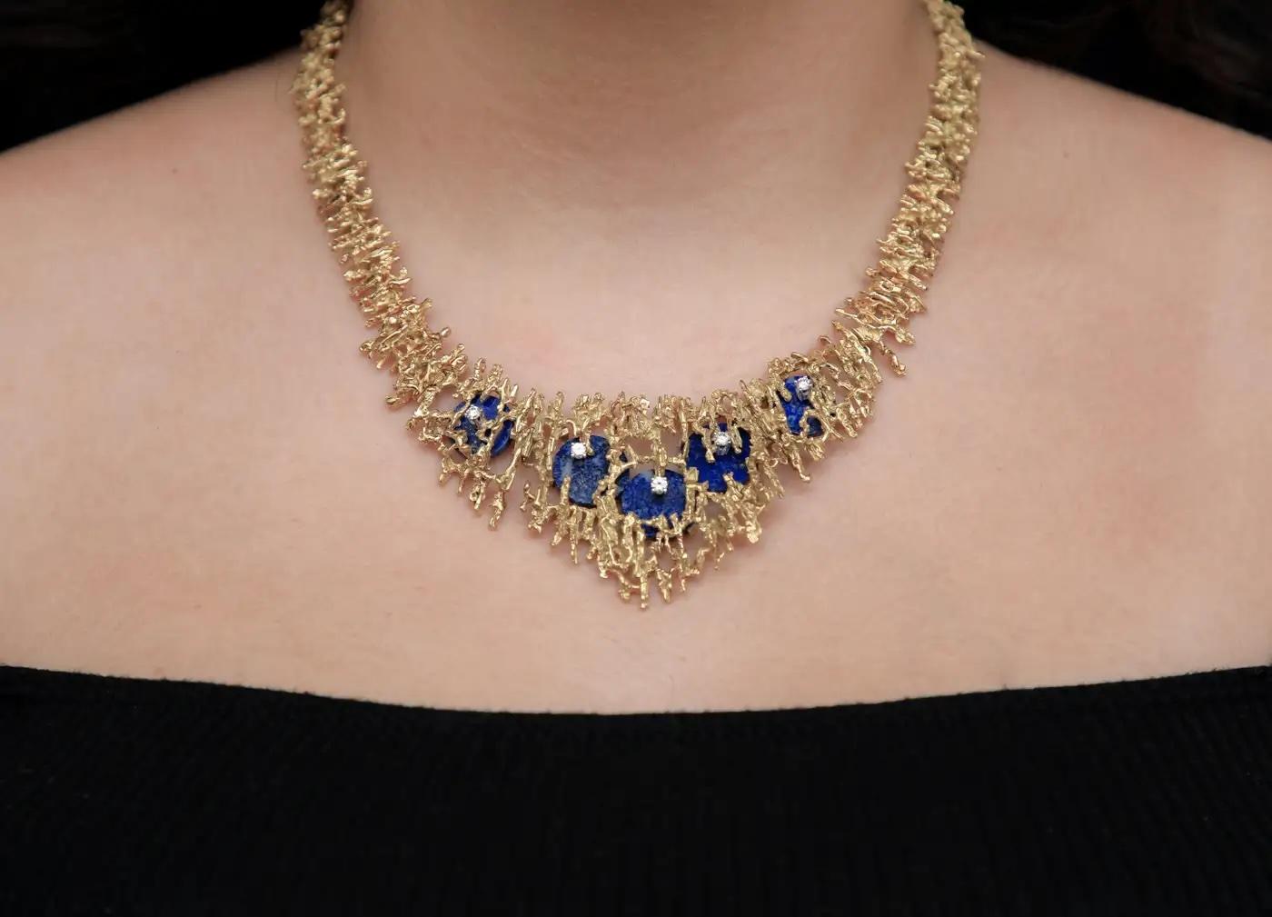 CIRCA 1972 GROSSE Massiv 18k Gelbgold Modernist Diamant & Lapis Halskette im Zustand „Hervorragend“ im Angebot in Great Neck, NY
