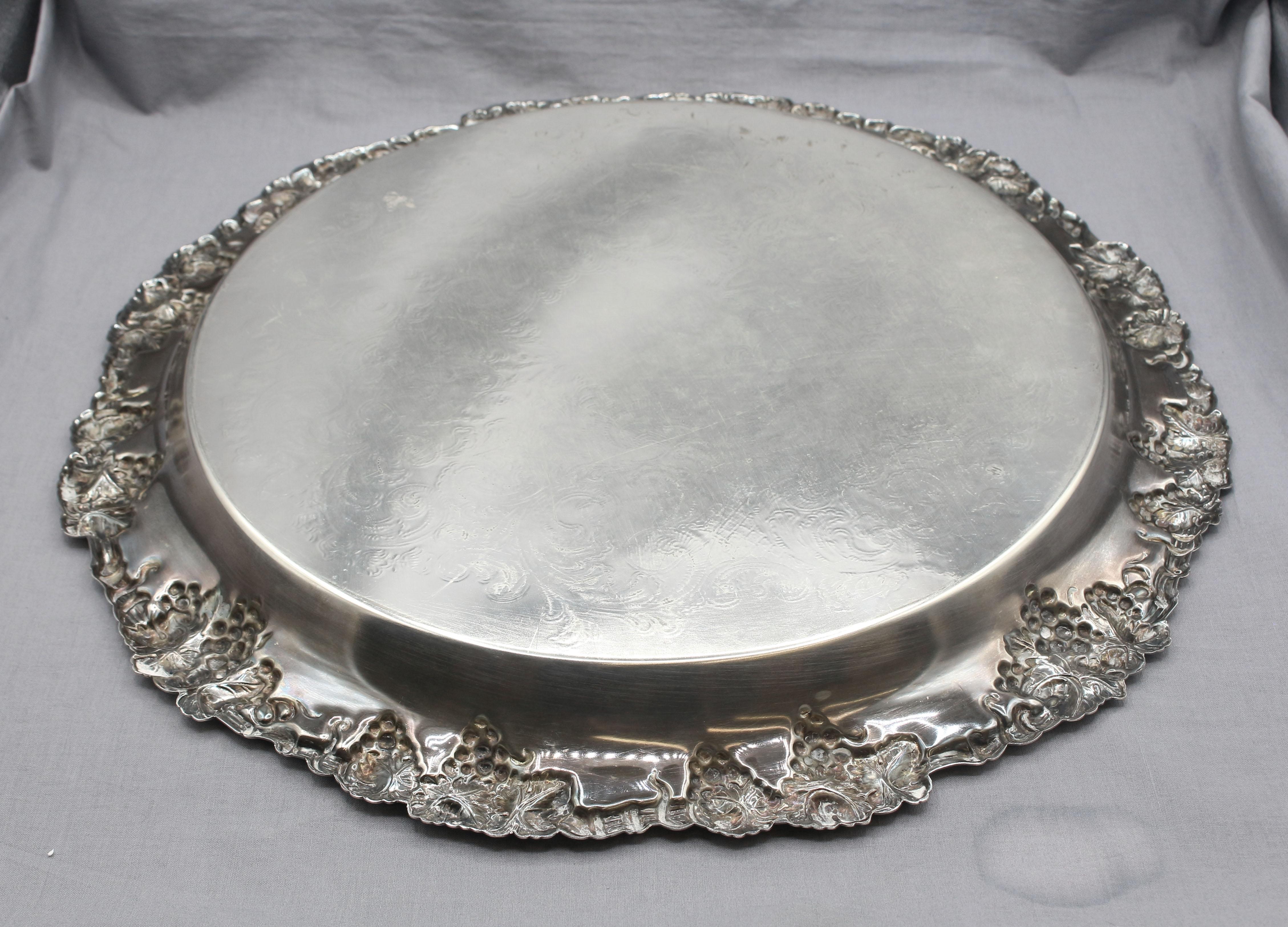 Circa 1975 Bandeja plateada con diseño 
