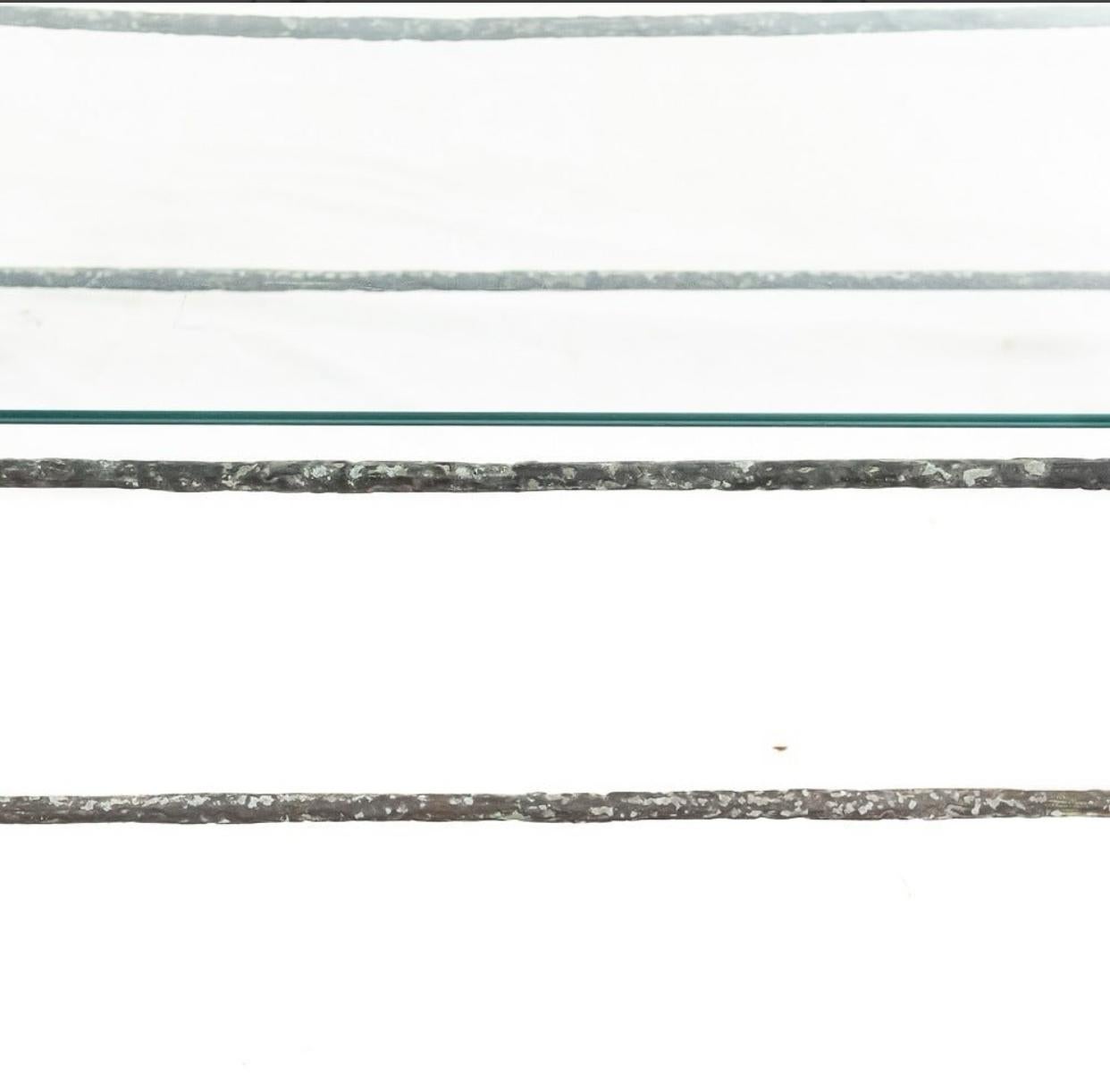 Français Table basse en fer forgé patiné et martelé des années 1980, d'après Diego Giacometti. en vente