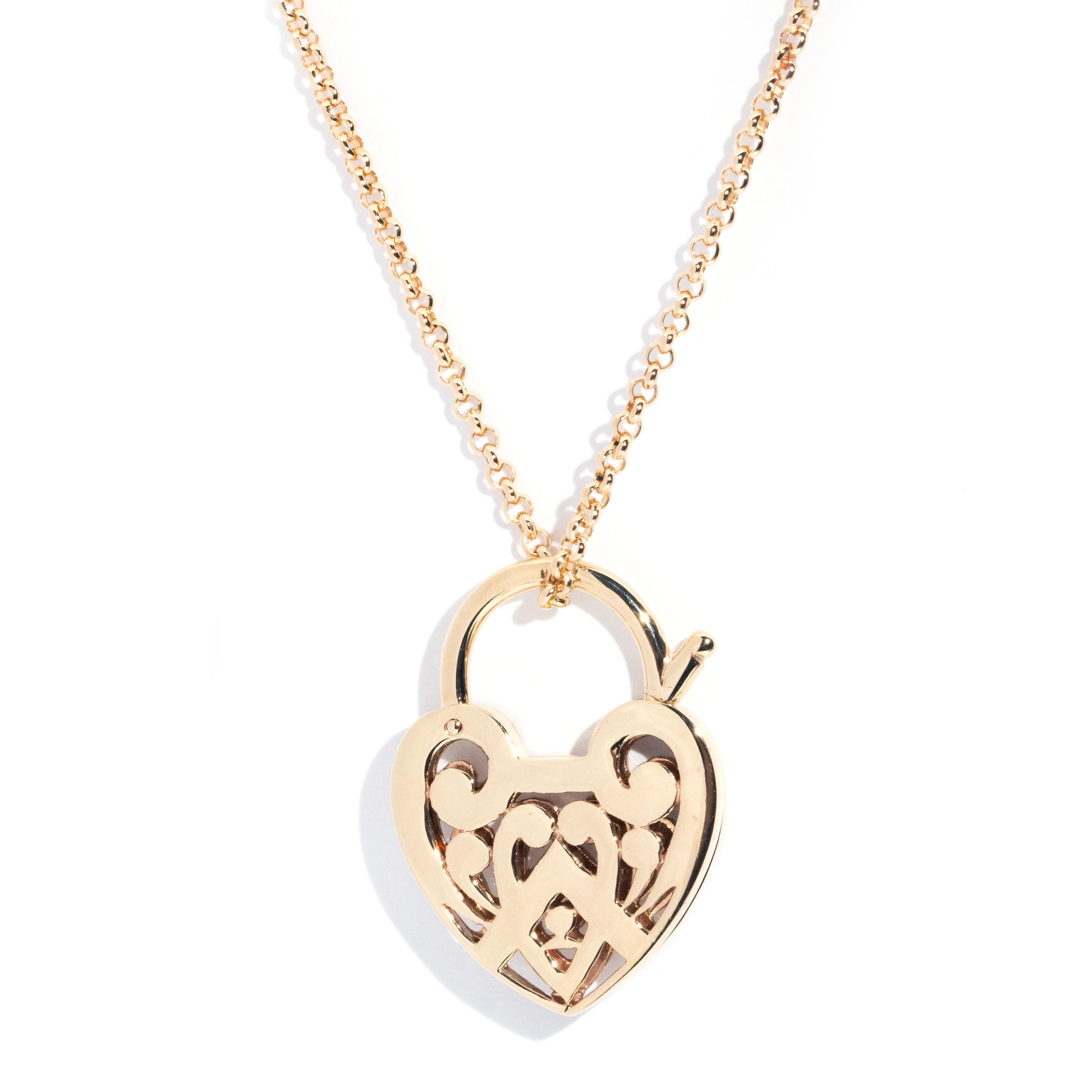 Circa 1980s 0.50 Carat Diamond Vintage 9 Carat Gold Heart Padlock and Chain In Good Condition In Hamilton, AU