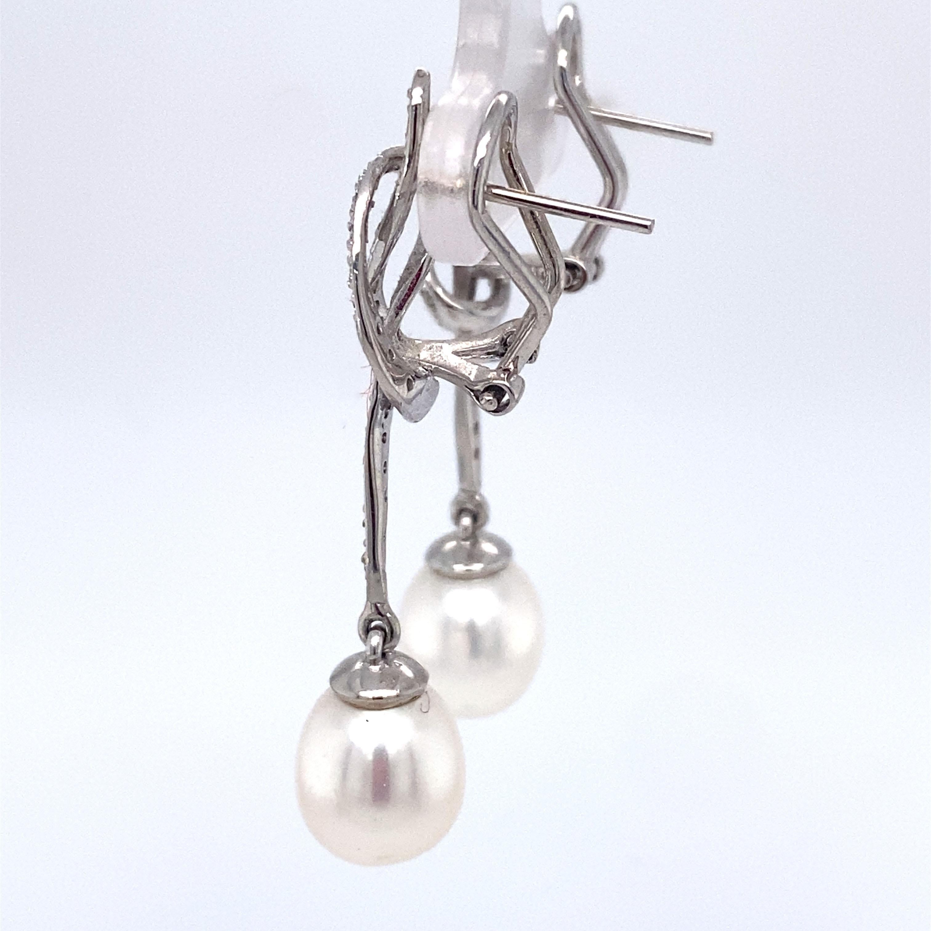 Circa 1980s 0.75 Carat Diamond and Pearl Knot Dangle Earrings in 18K White Gold In Good Condition In Atlanta, GA