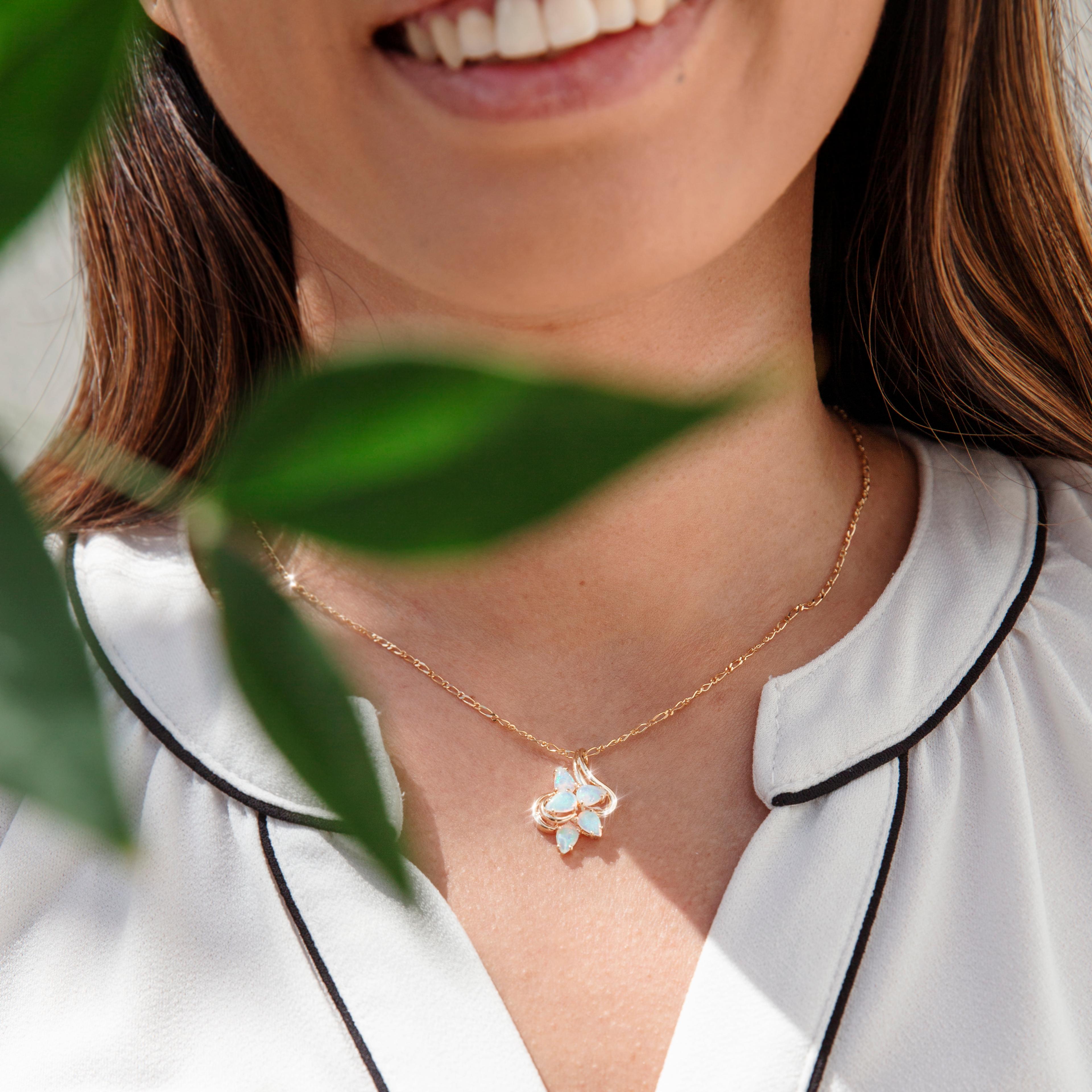 Taille poire Vers 1980, pendentif en or 9 carats avec chaîne et grappe d'opales australiennes en cristal