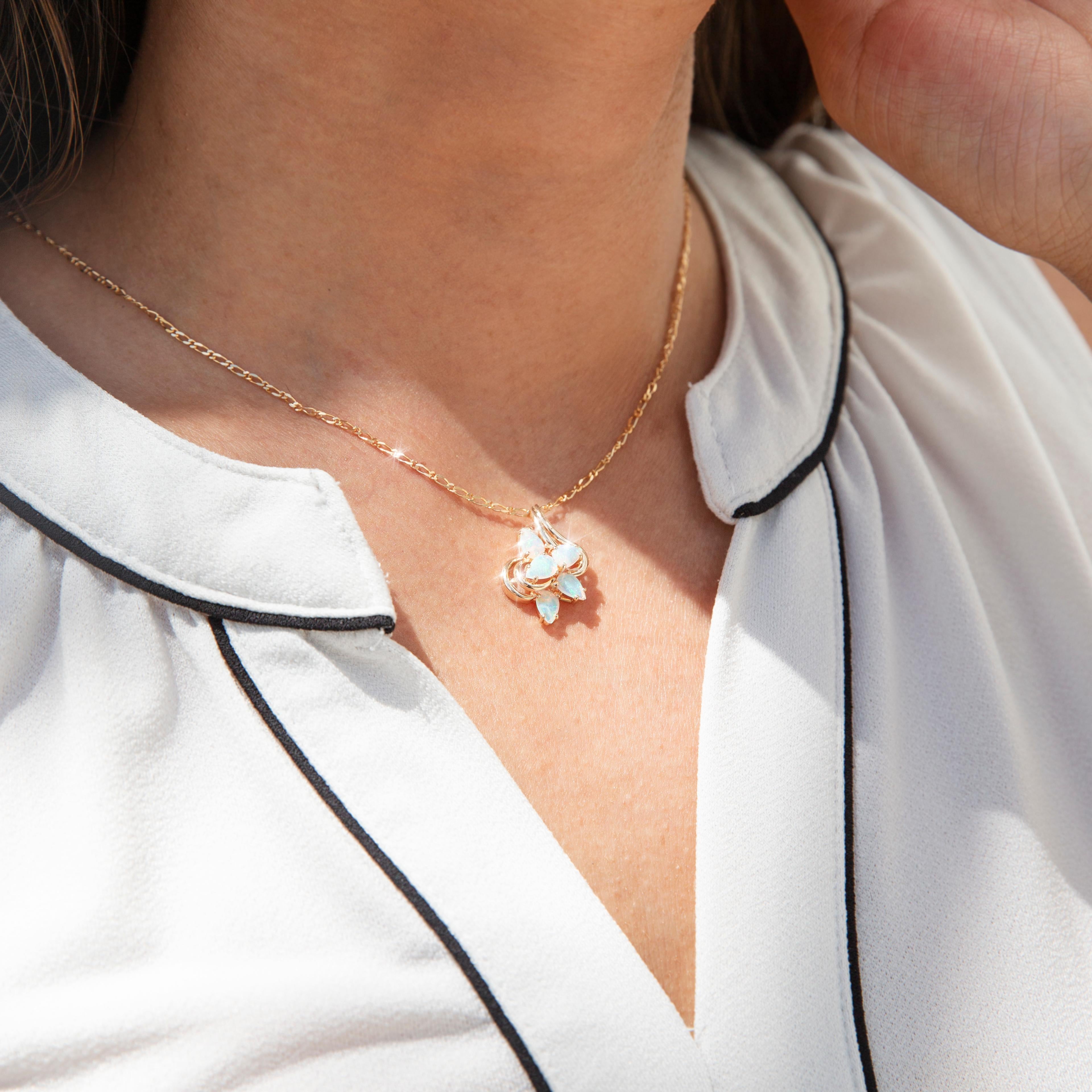  Vers 1980, pendentif en or 9 carats avec chaîne et grappe d'opales australiennes en cristal Pour femmes 