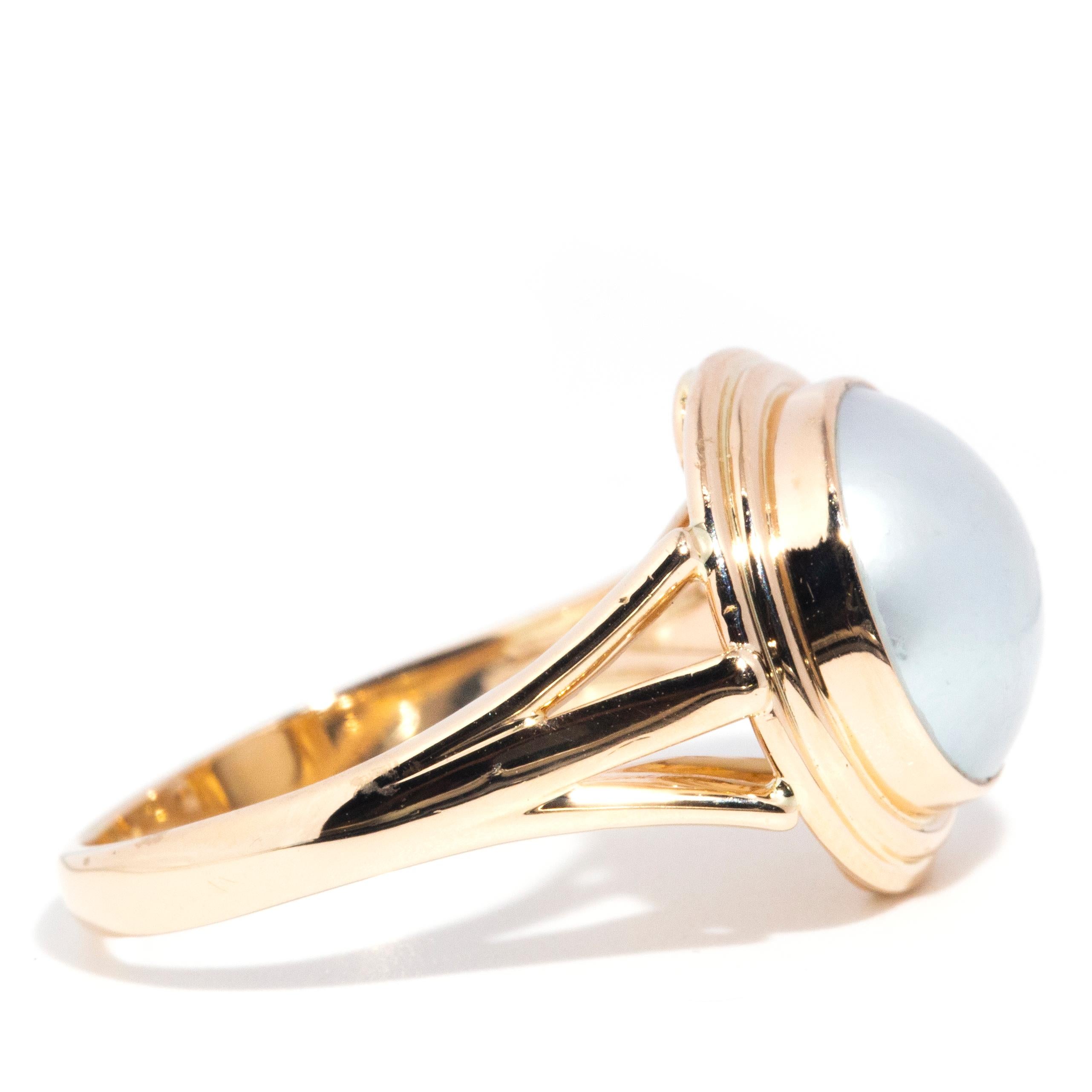 Circa 1980s Blue Grey Mabe Pearl Vintage 9 Carat Yellow Gold Ring In Good Condition In Hamilton, AU